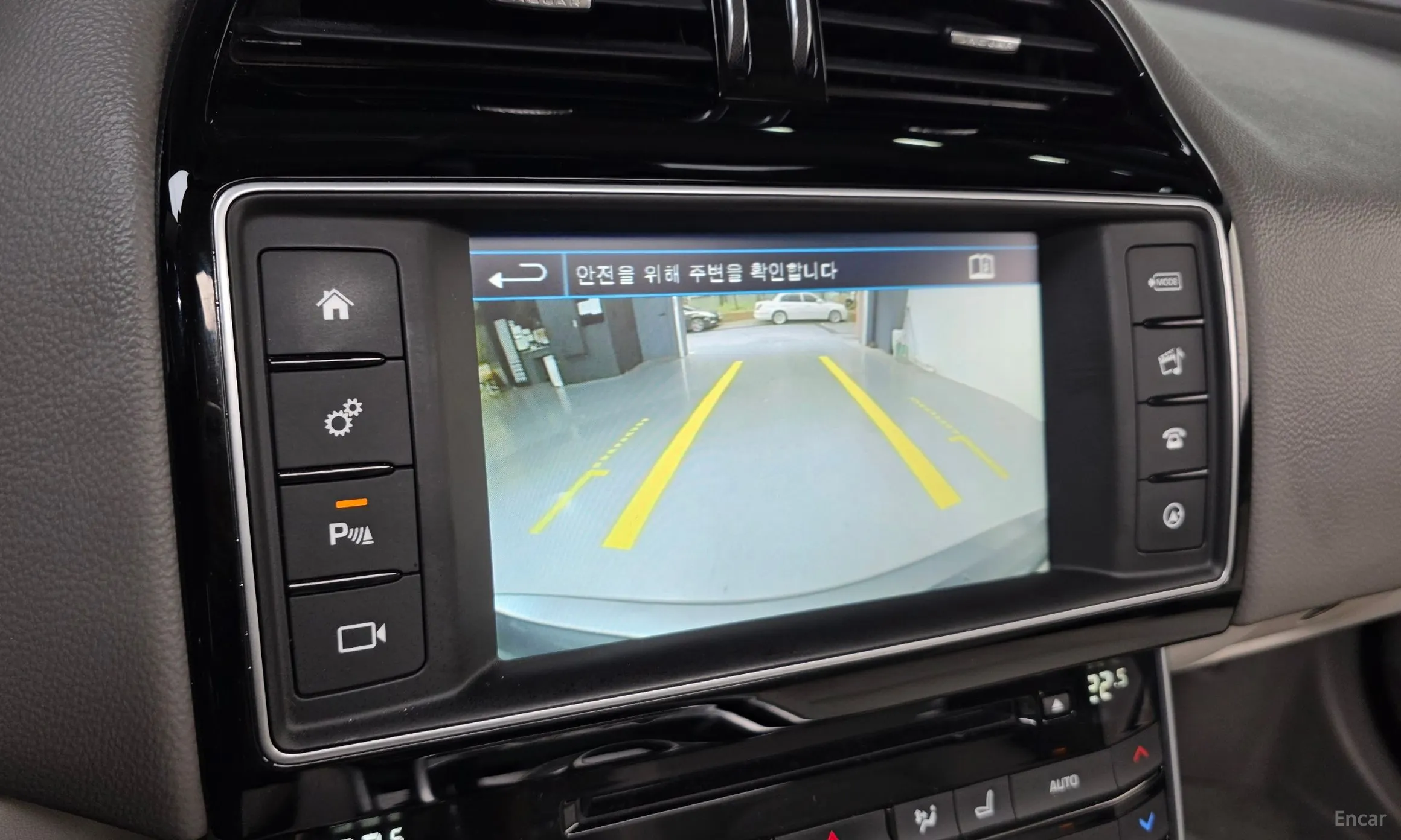 Jaguar XE превью 15