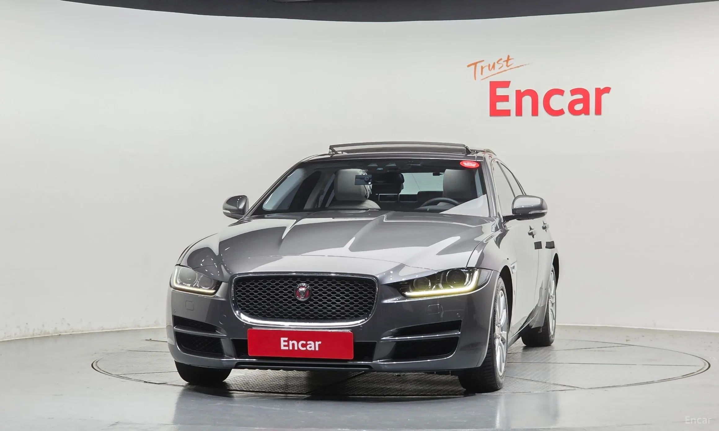 Jaguar XE превью 3