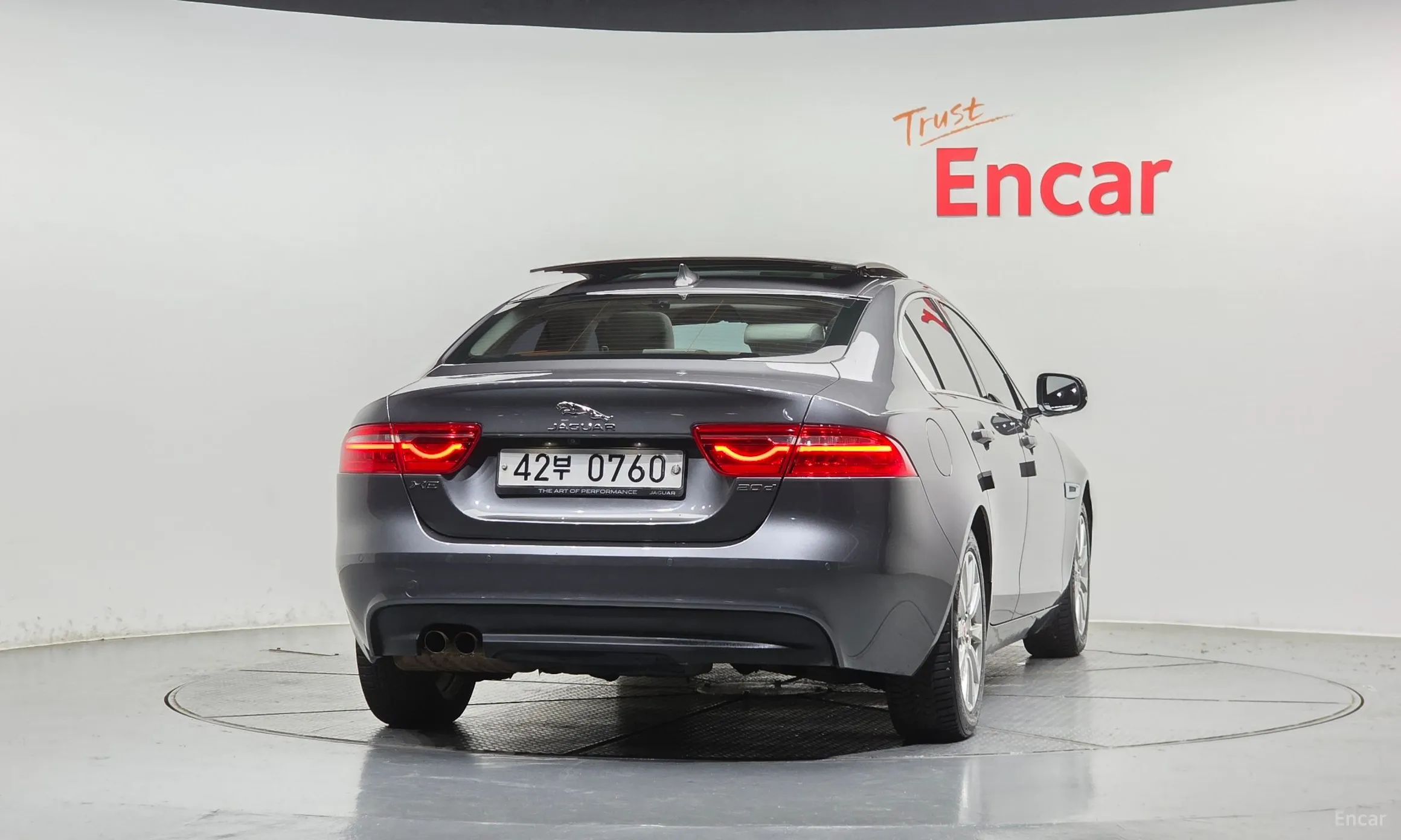 Jaguar XE превью 4