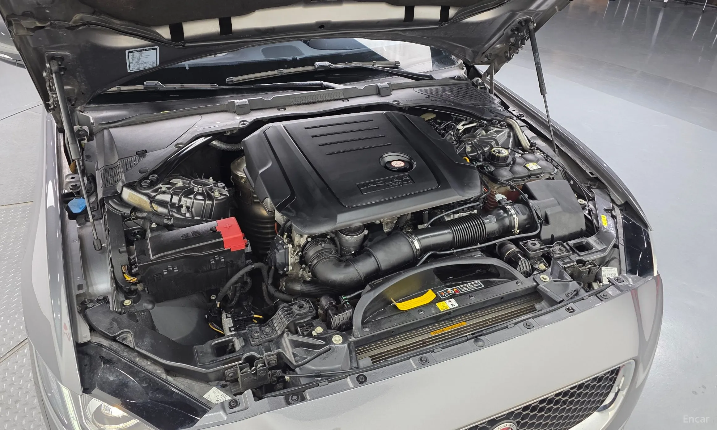 Jaguar XE превью 6