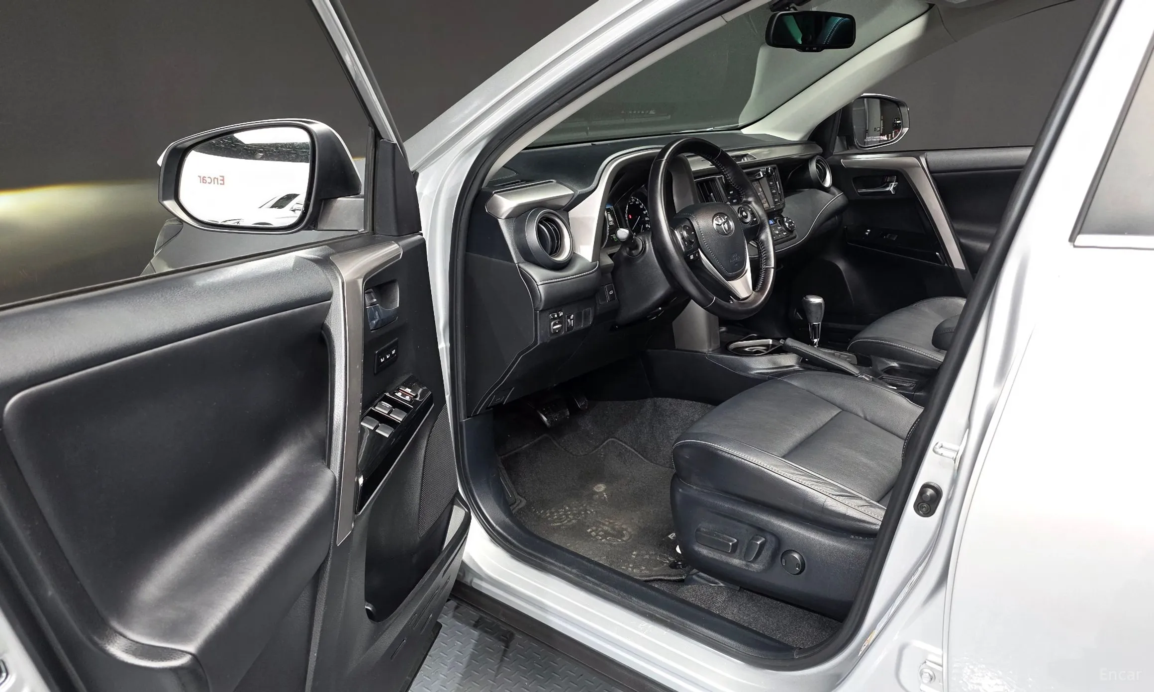 Toyota RAV4 превью 10