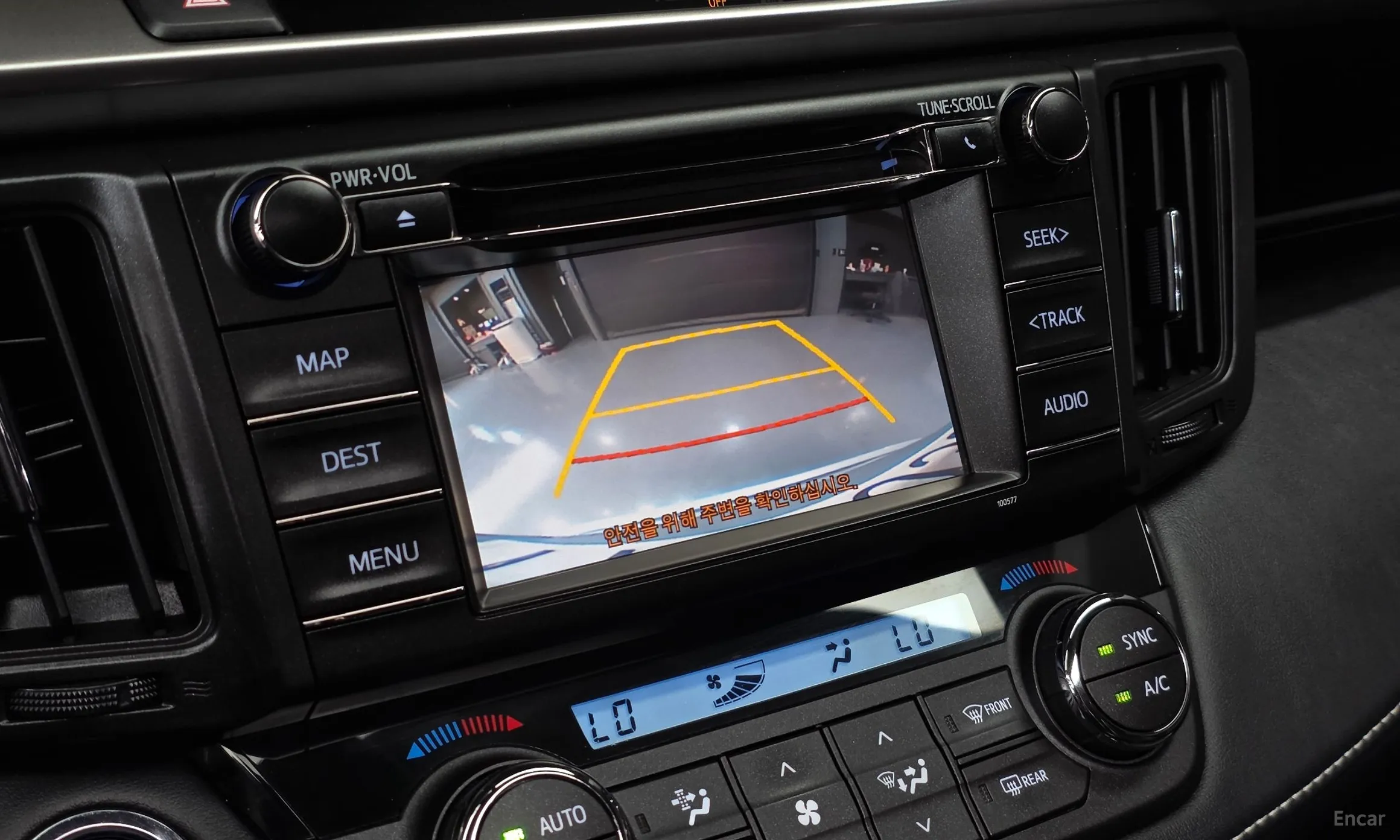 Toyota RAV4 превью 14