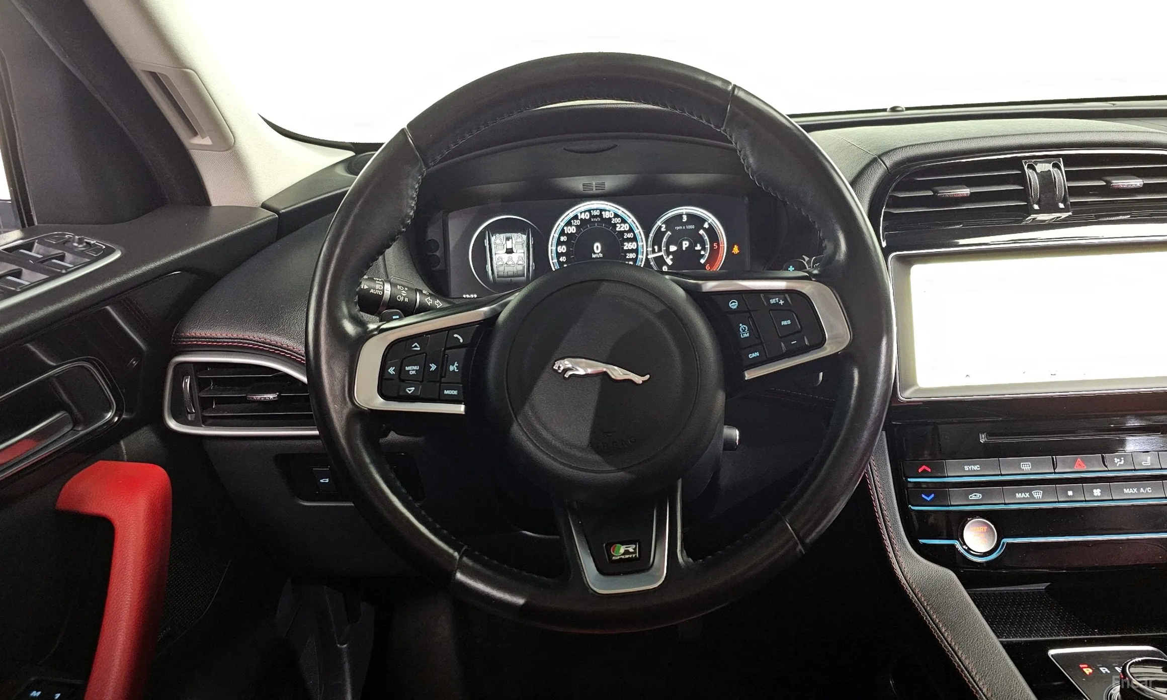 Jaguar F-PACE превью 12