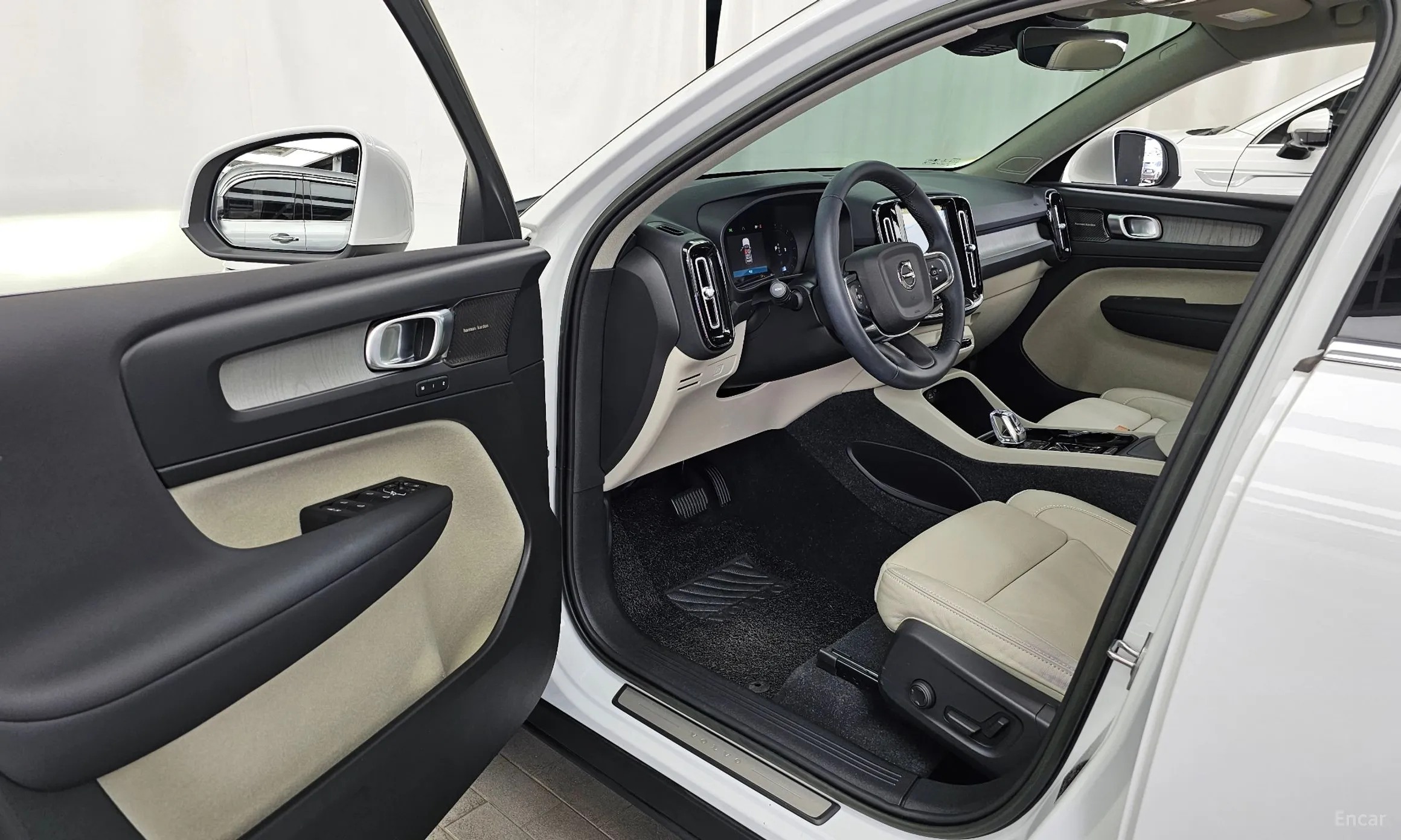 Volvo XC40 превью 10