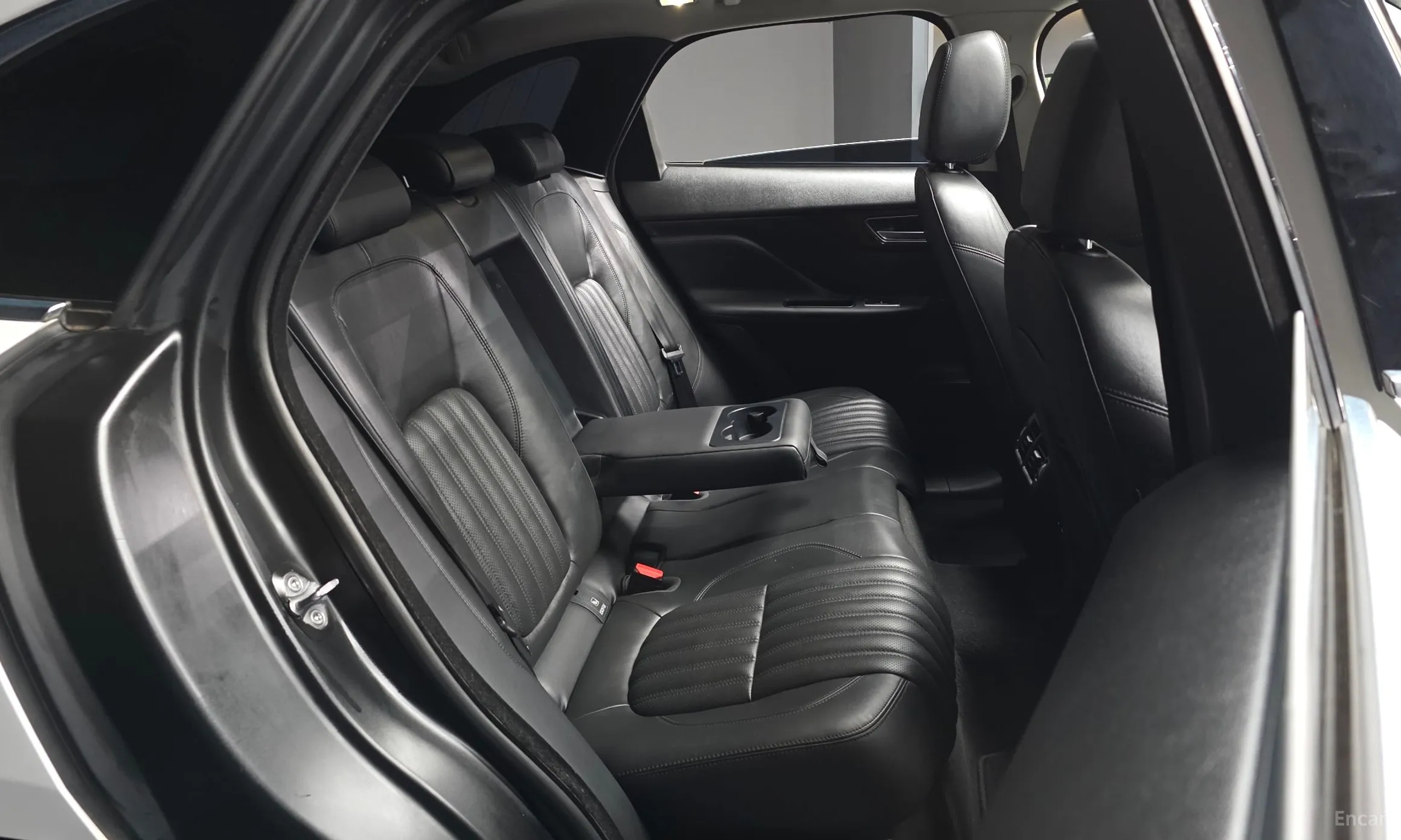 Jaguar F-PACE превью 12
