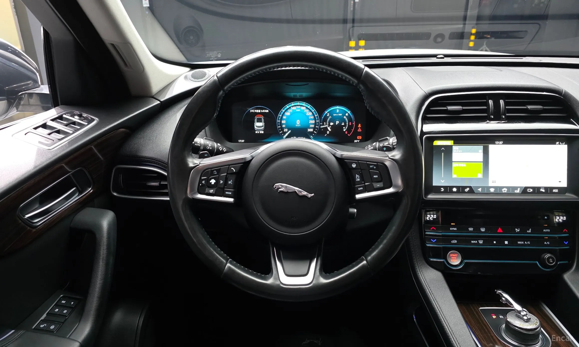 Jaguar F-PACE превью 13