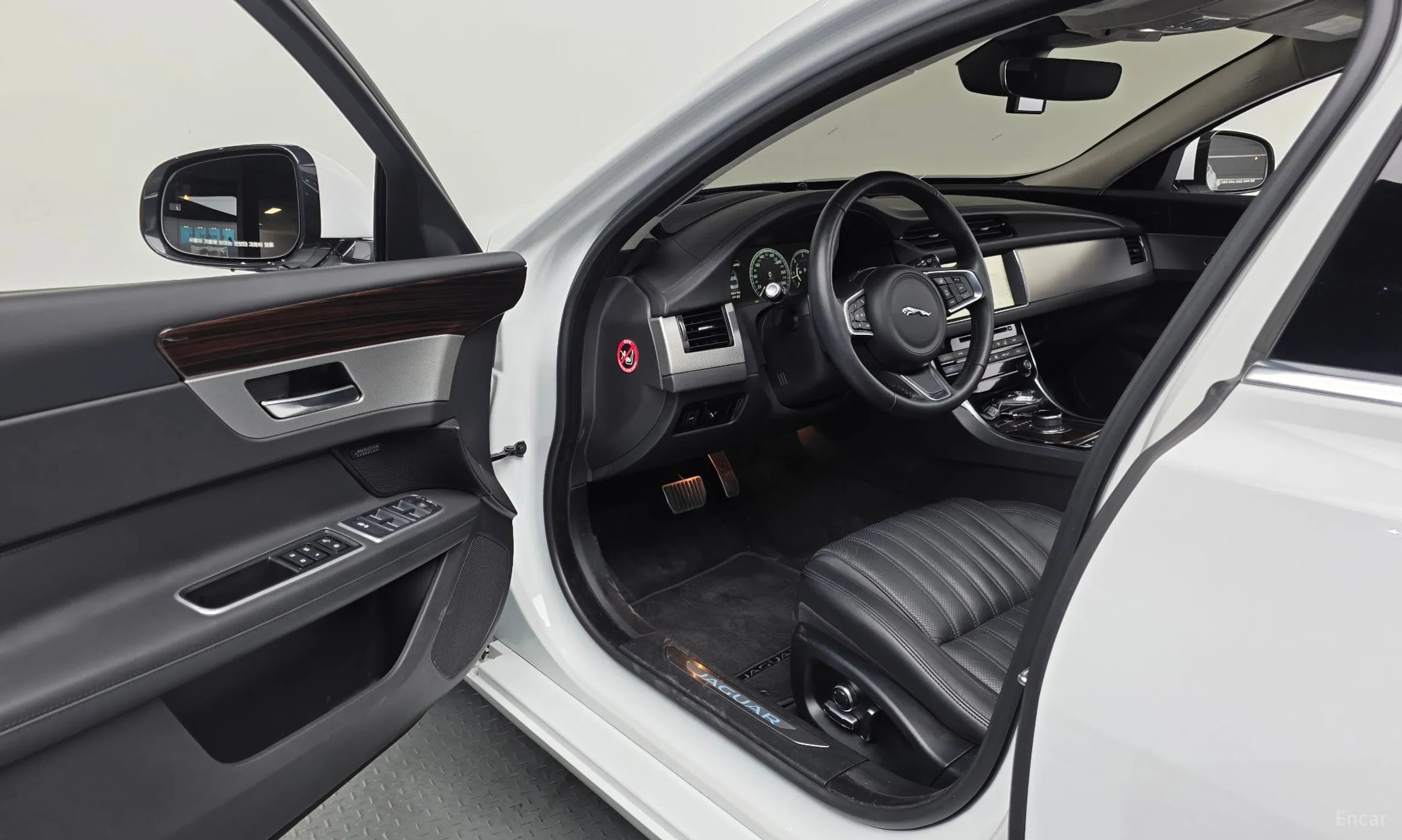 Jaguar XF (x260) превью 10