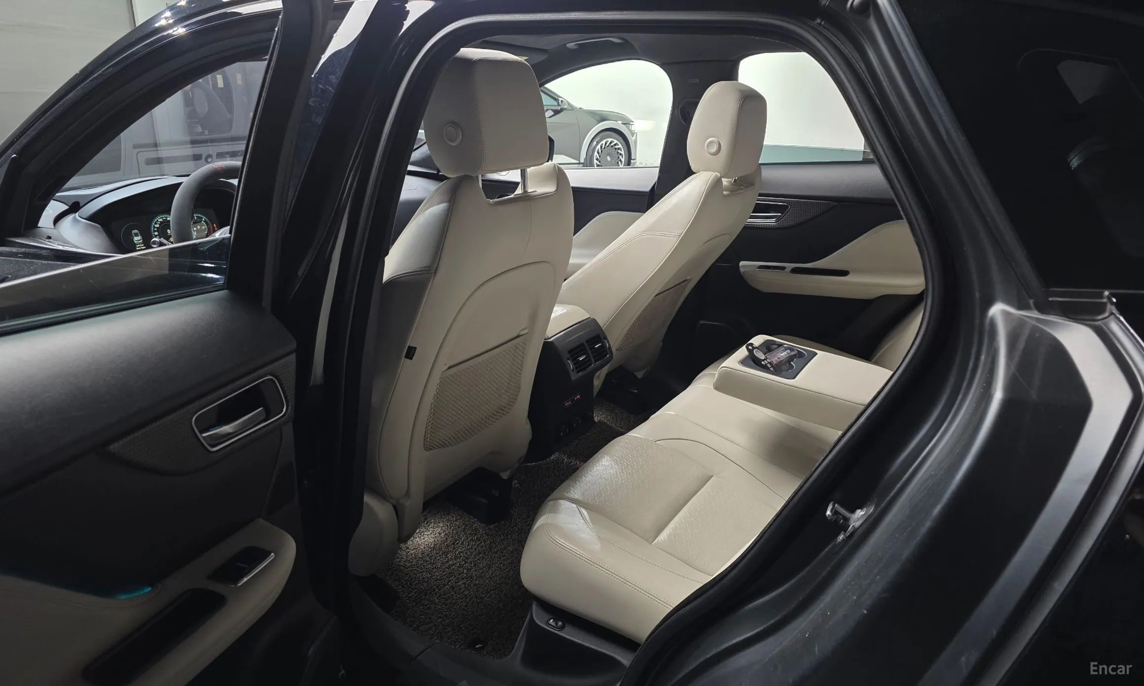 Jaguar F-PACE превью 11