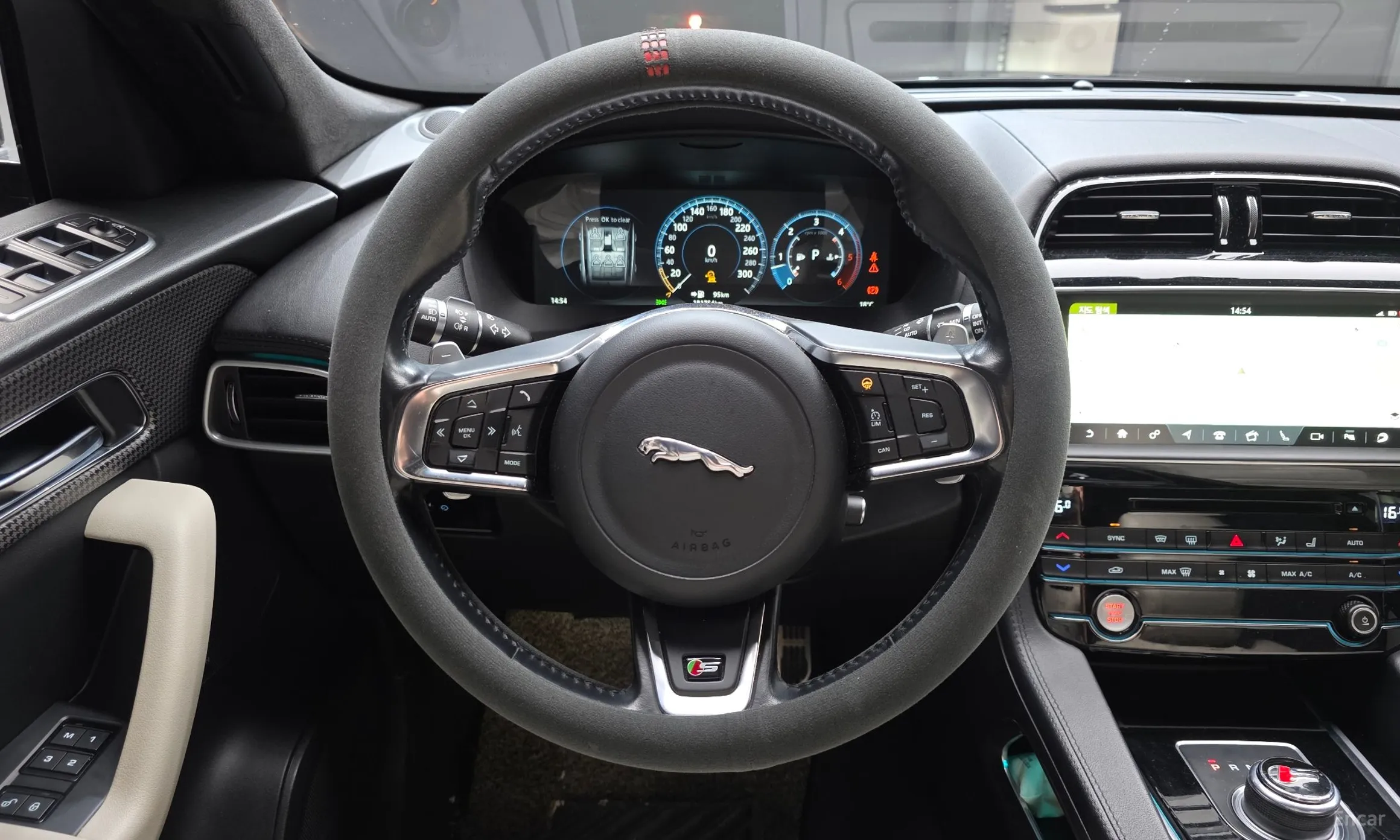Jaguar F-PACE превью 13