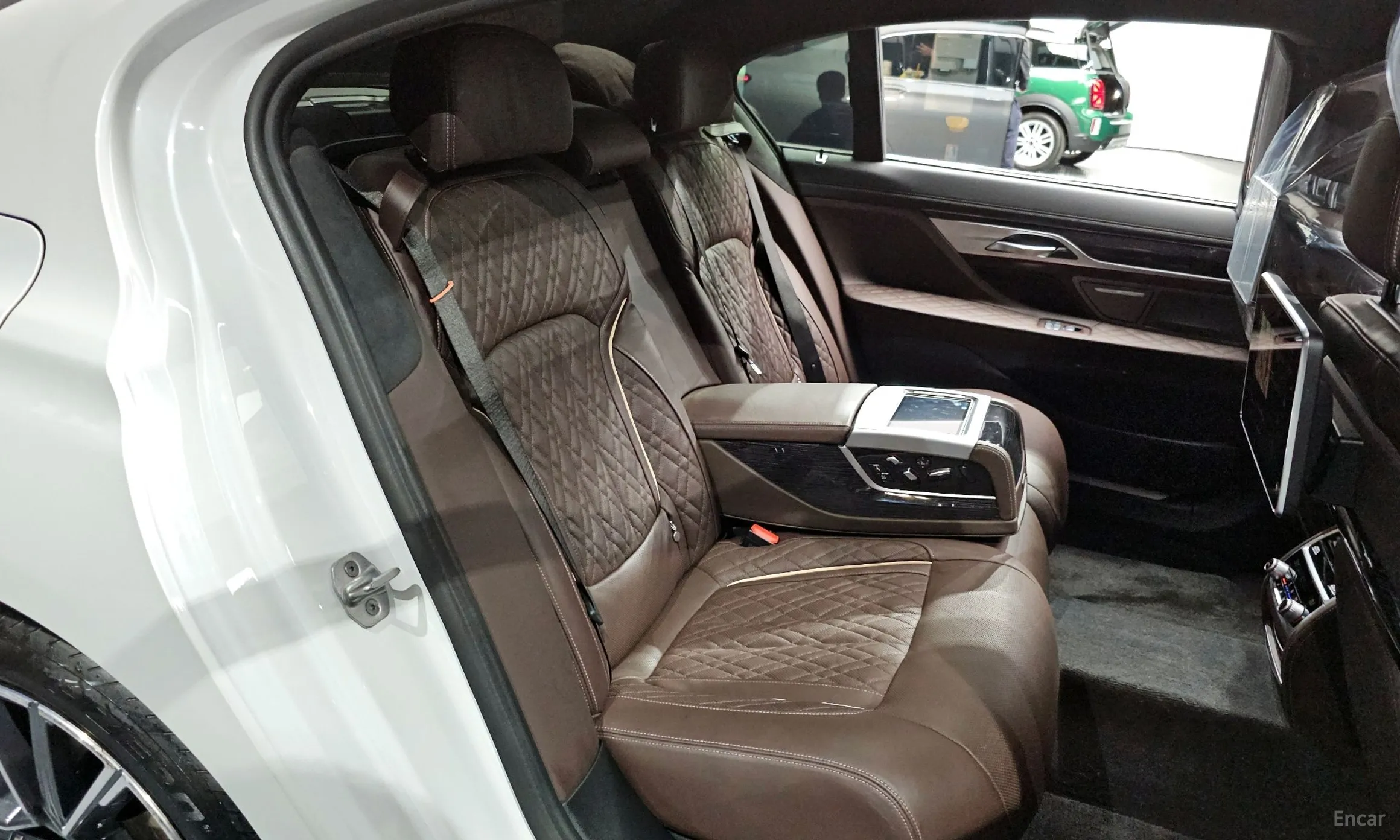BMW 7 Series (G11) превью 11