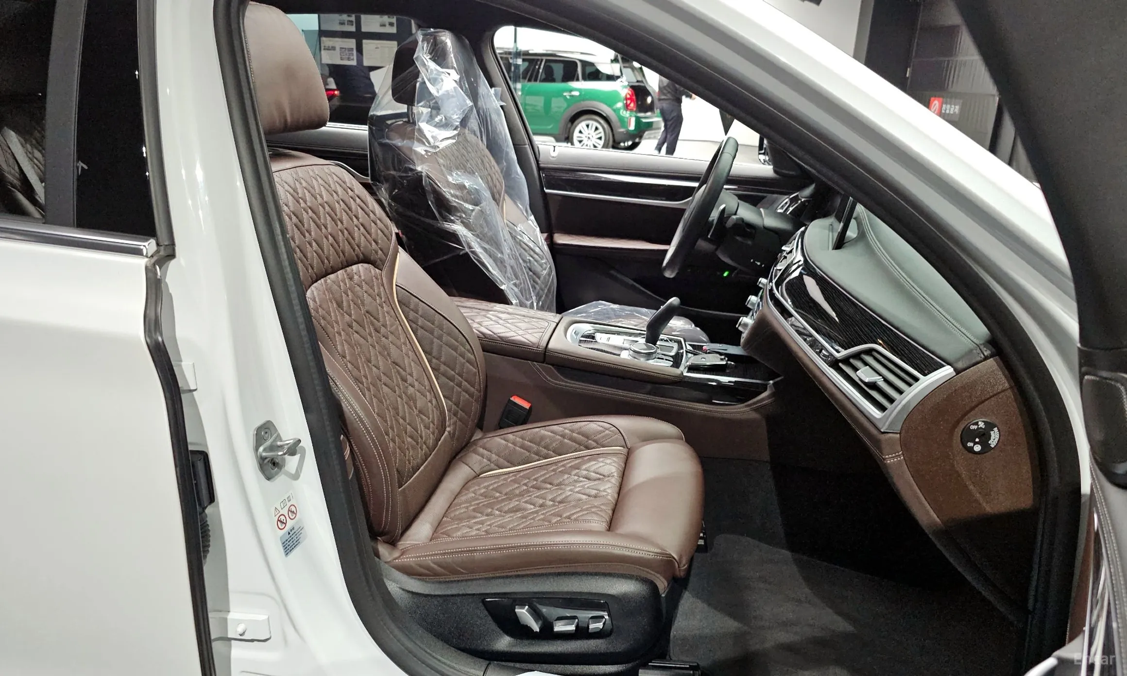 BMW 7 Series (G11) превью 12