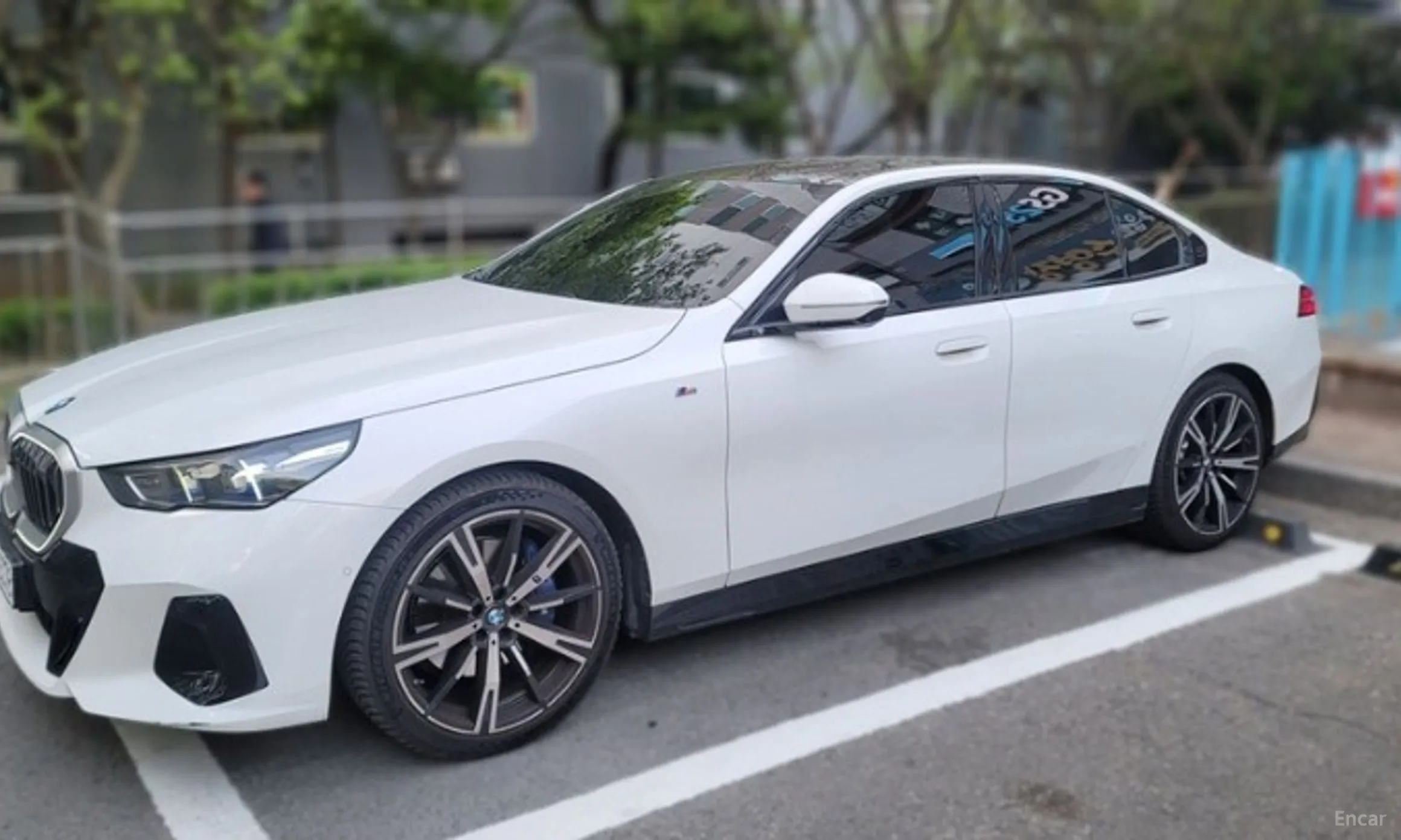 BMW 5 Series (G60) превью 2