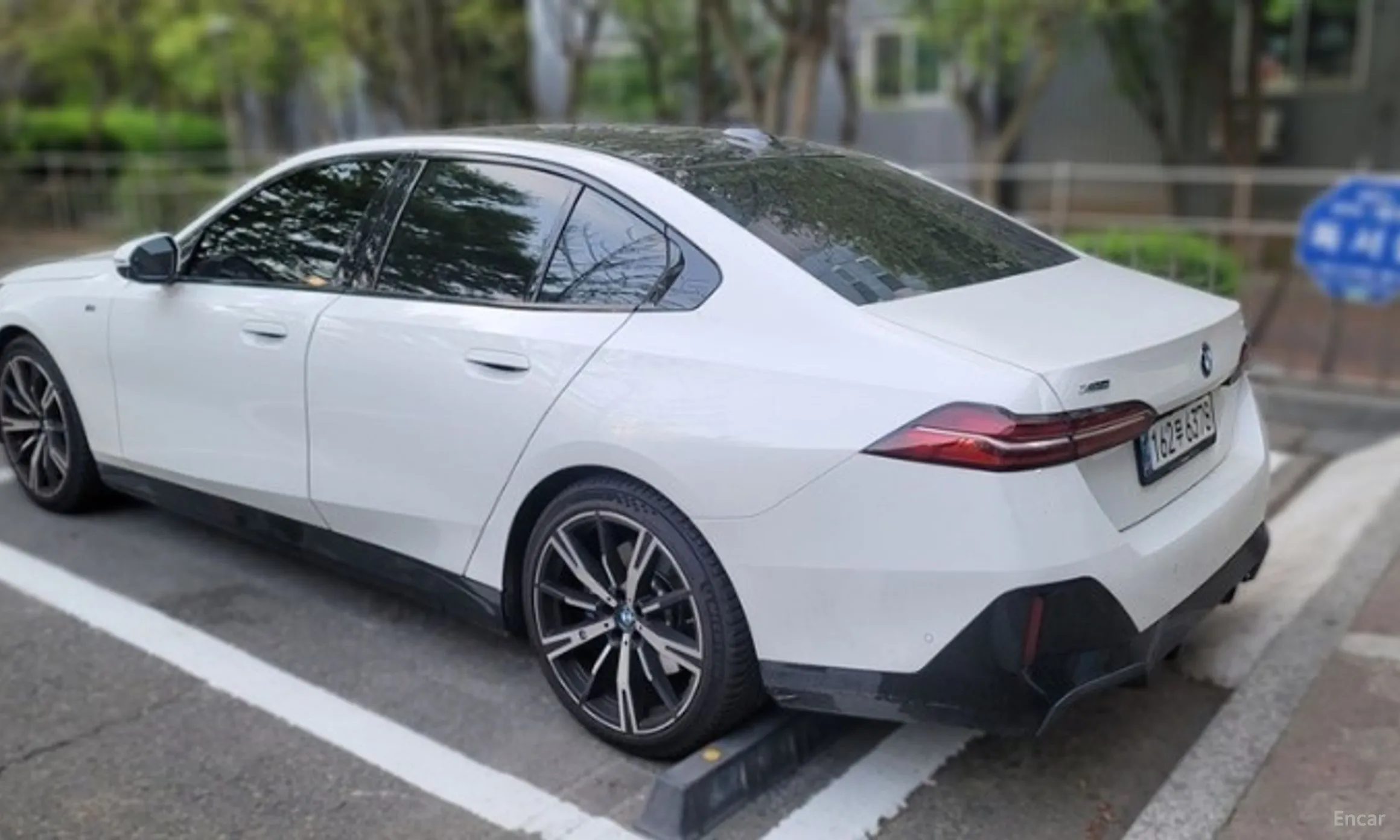 BMW 5 Series (G60) превью 3
