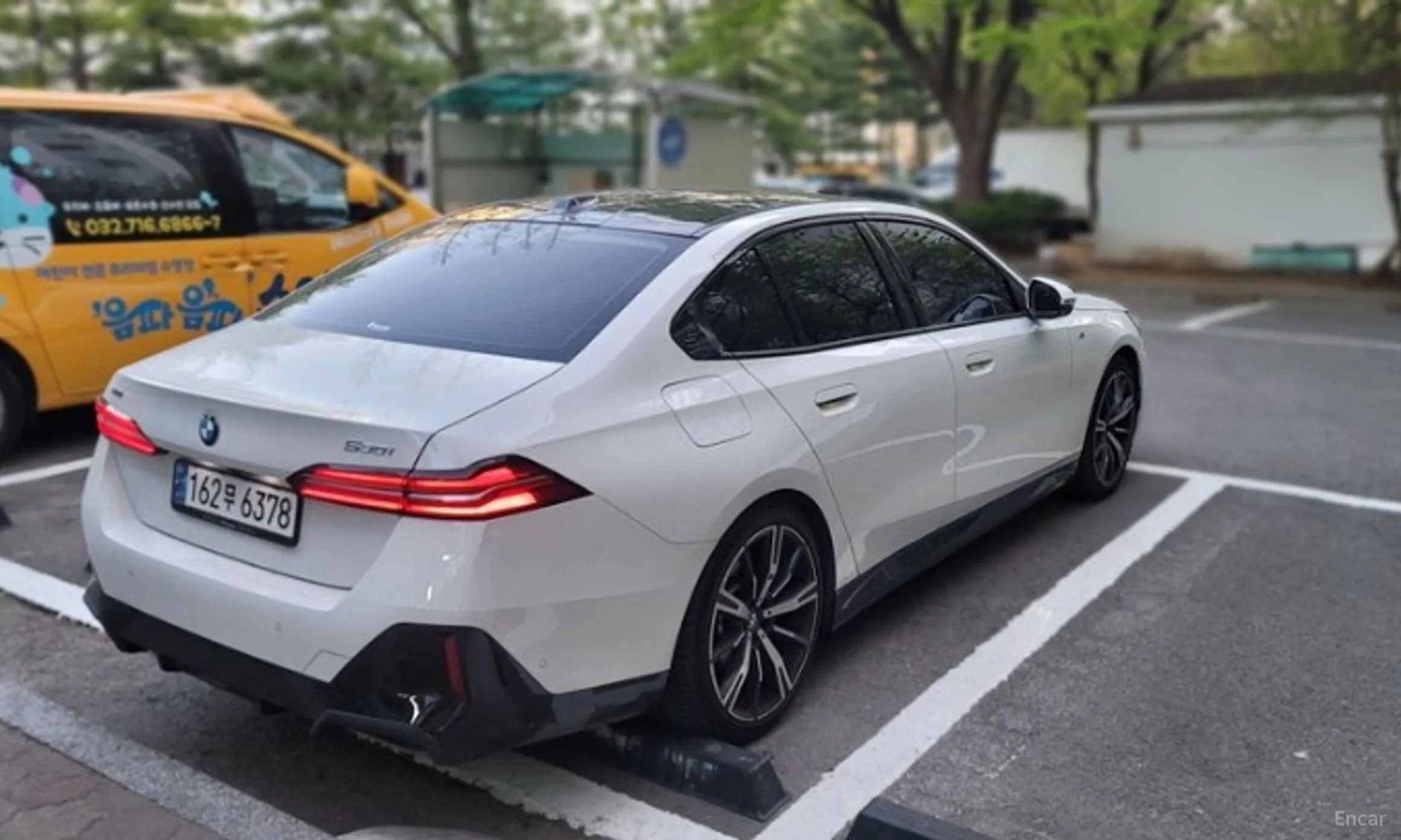 BMW 5 Series (G60) превью 4