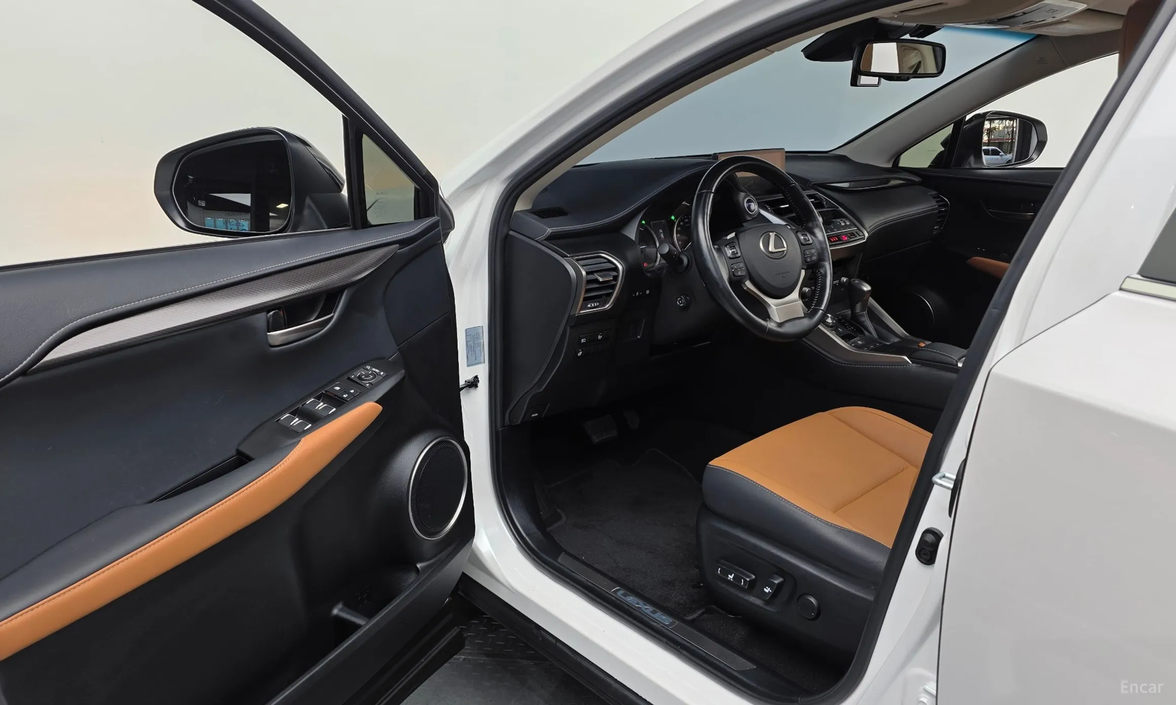 Lexus NX300h превью 10