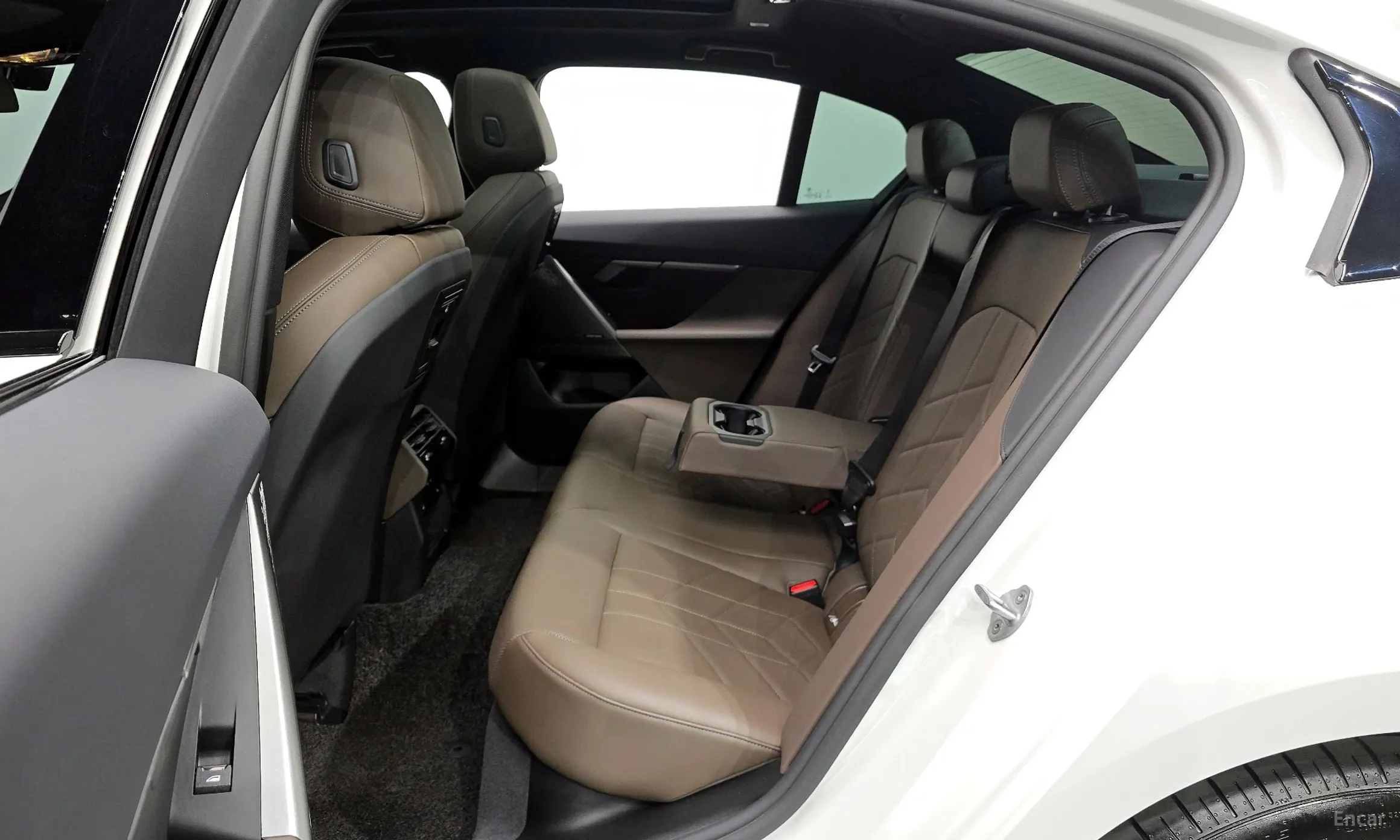 BMW 5 Series (G60) превью 12