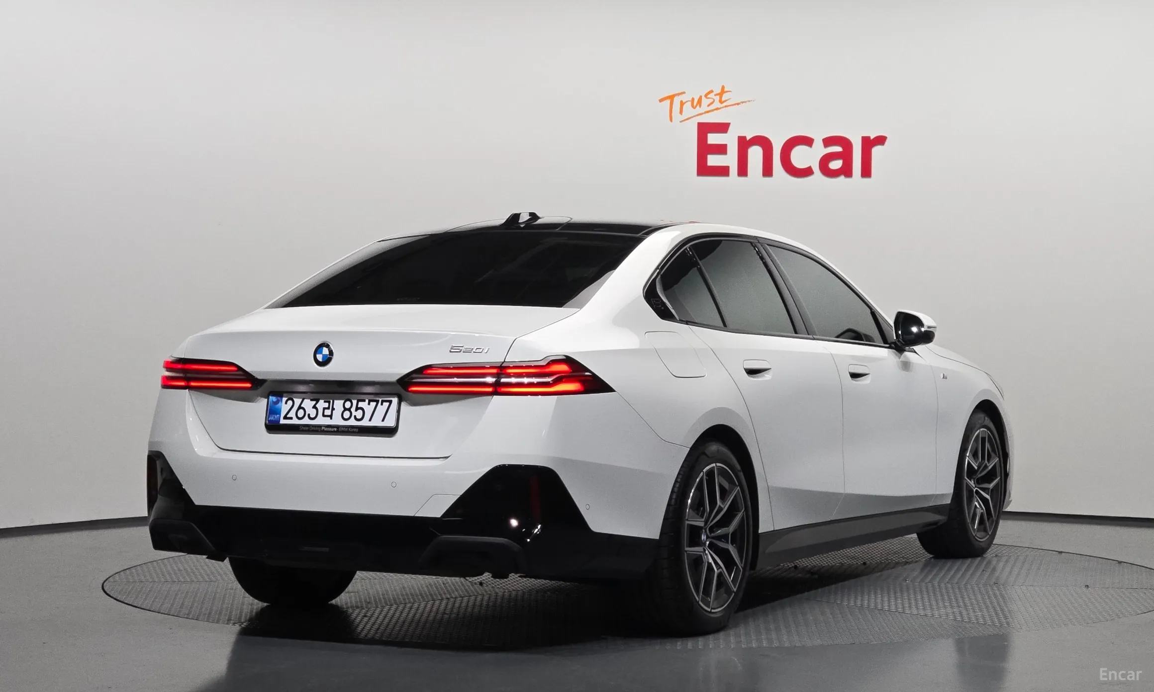 BMW 5 Series (G60) превью 2
