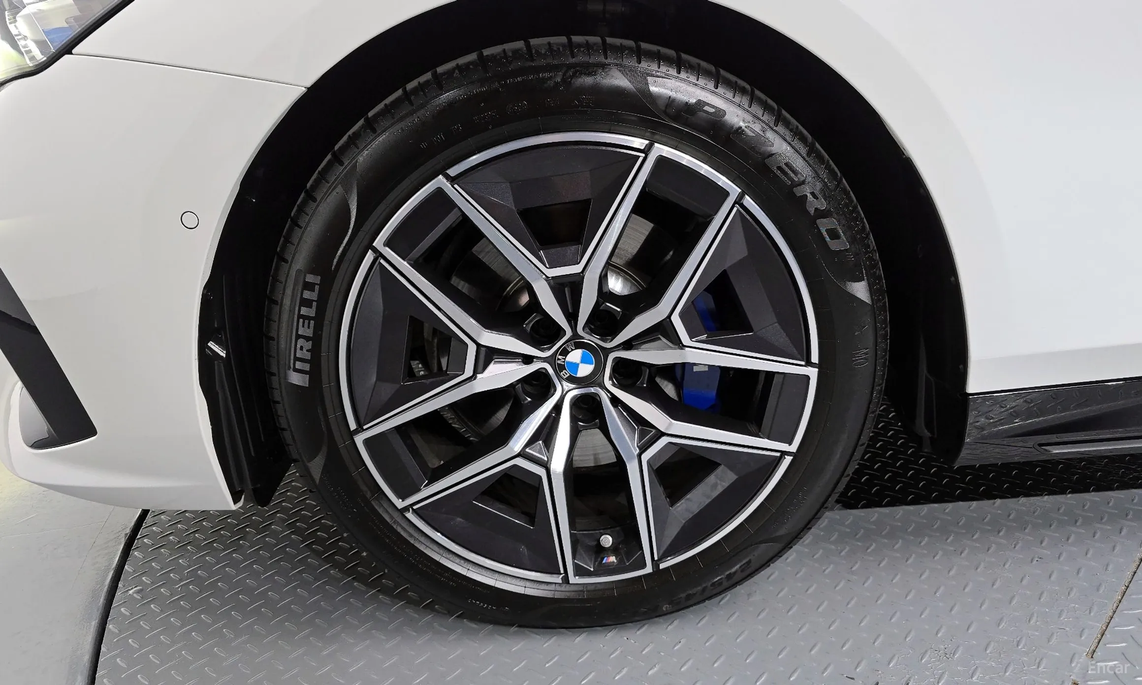 BMW 5 Series (G60) превью 5