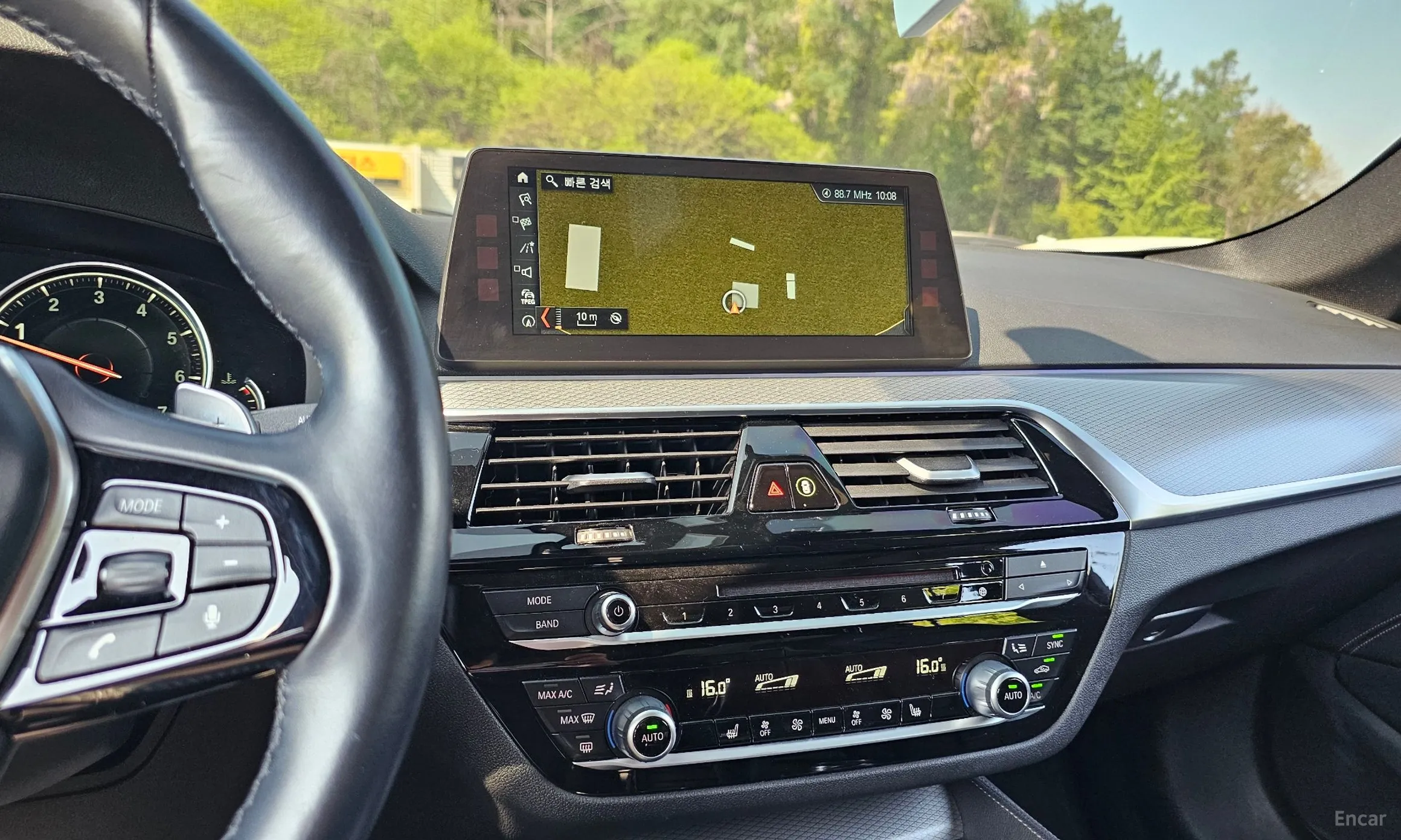 BMW 5 Series (G30) превью 12