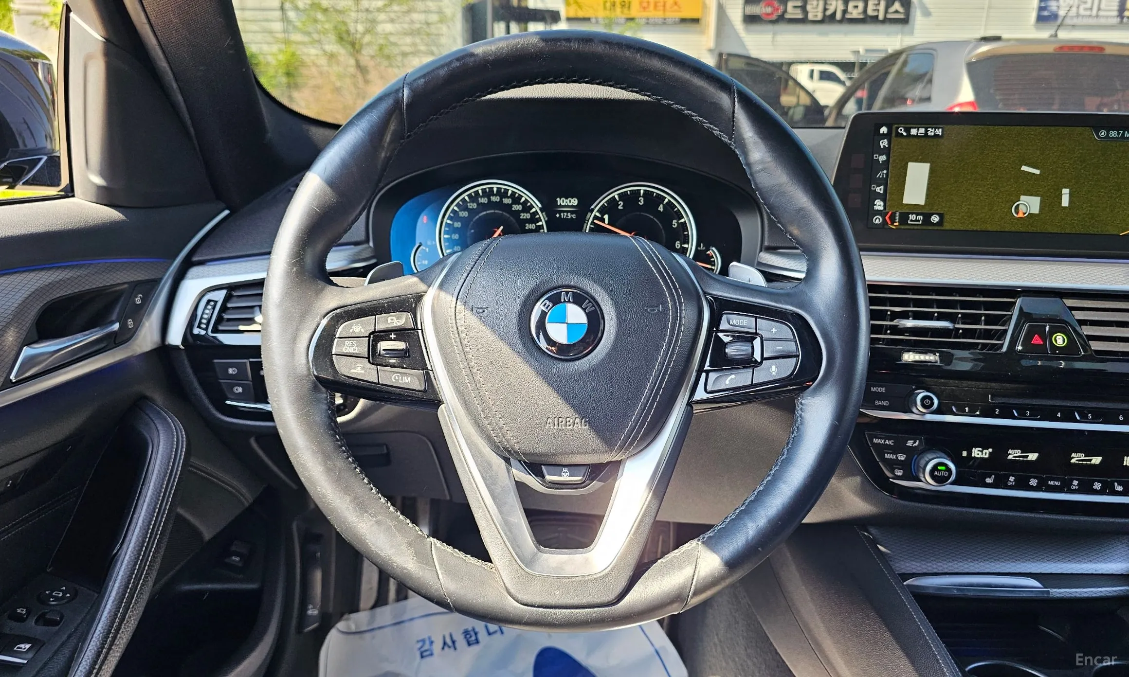 BMW 5 Series (G30) превью 13