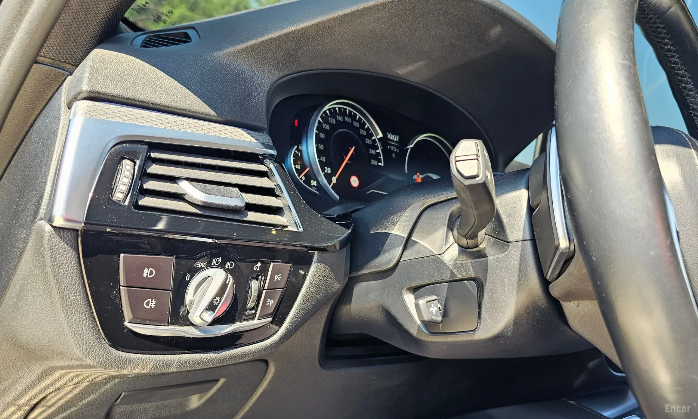 BMW 5 Series (G30) превью 19