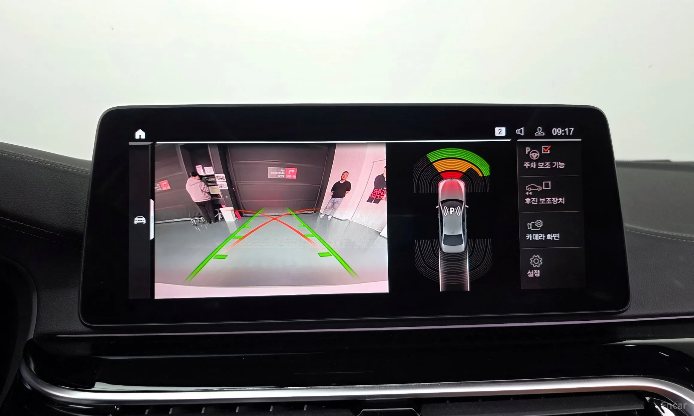BMW 5 Series (G30) превью 15