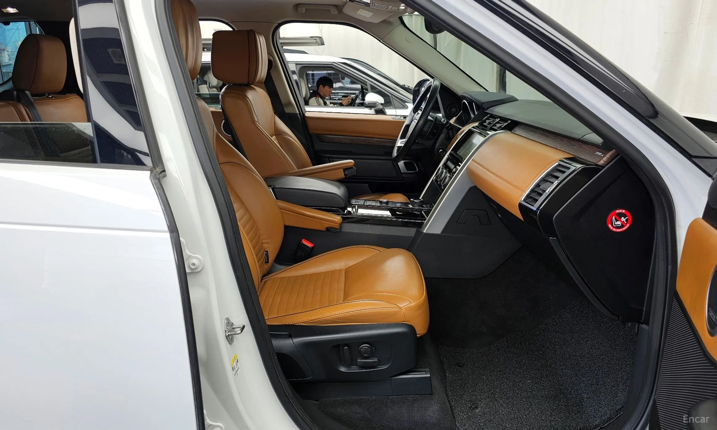 Land Rover Discovery 5 превью 11