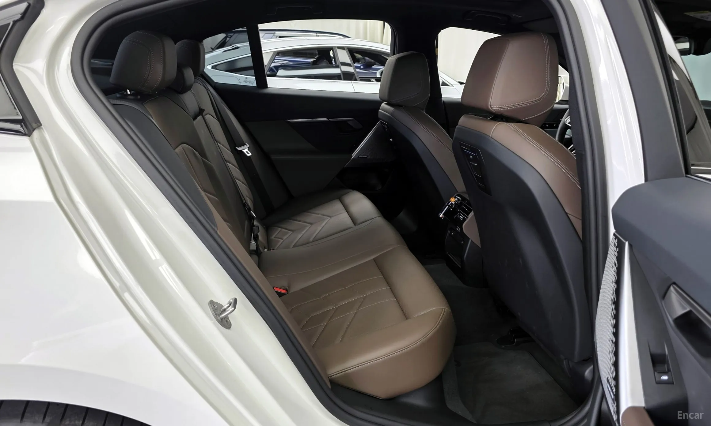 BMW 5 Series (G60) превью 12