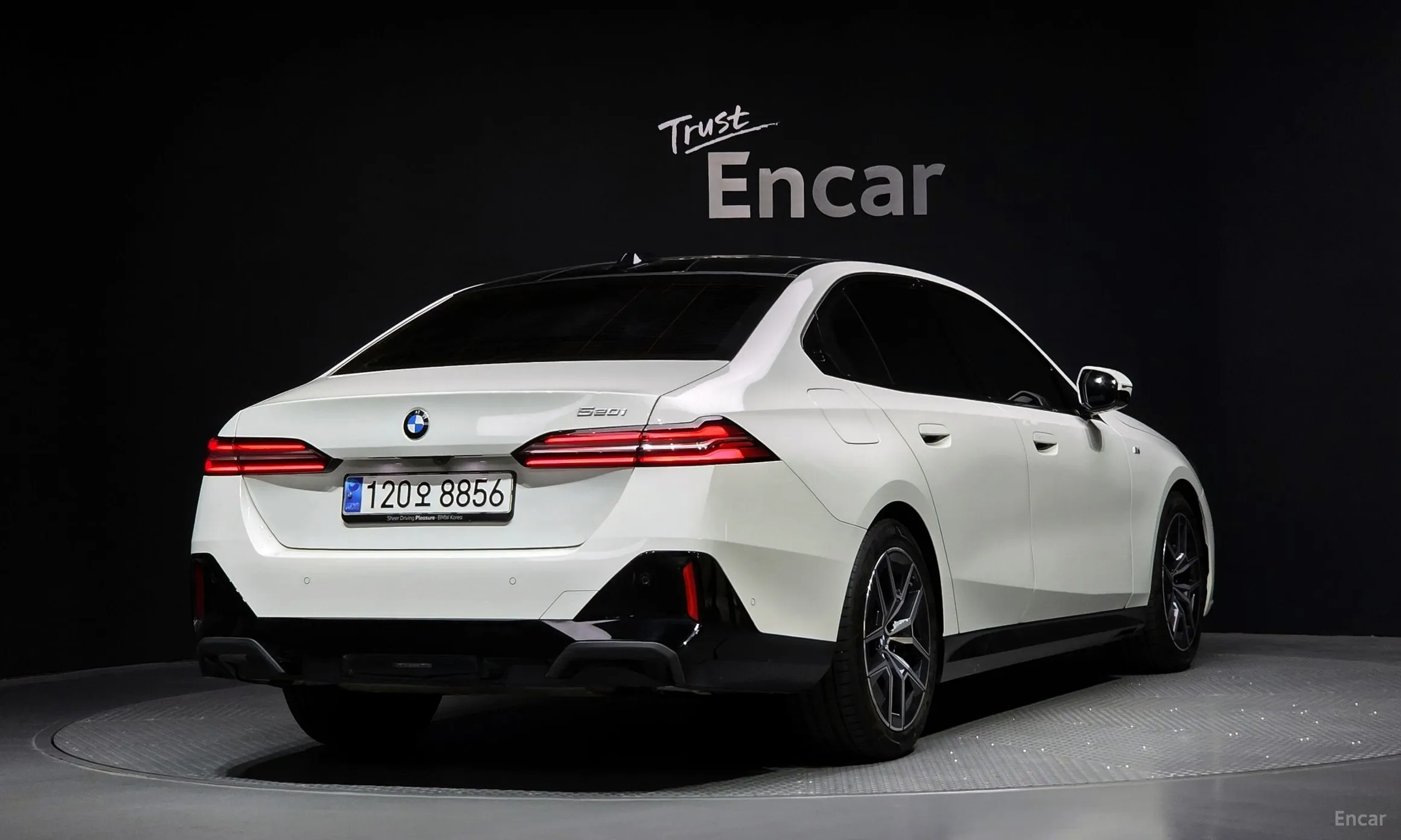 BMW 5 Series (G60) превью 2