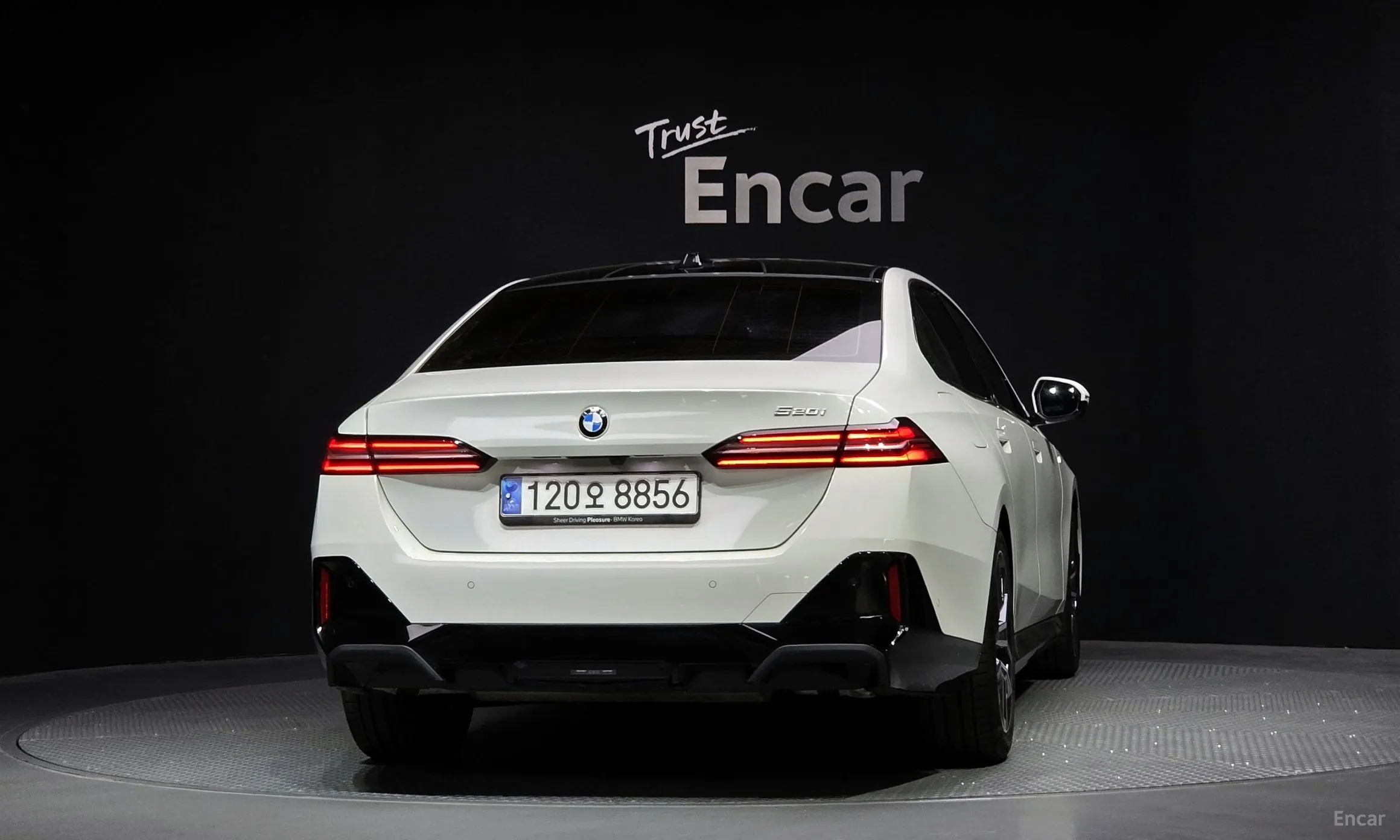 BMW 5 Series (G60) превью 4