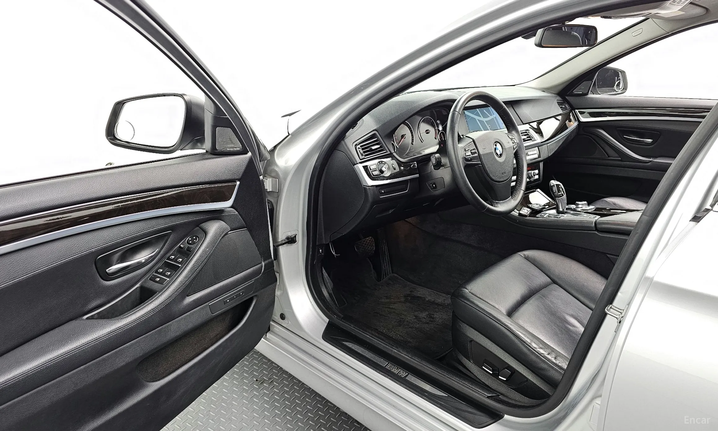 BMW 5 Series (F10) превью 10