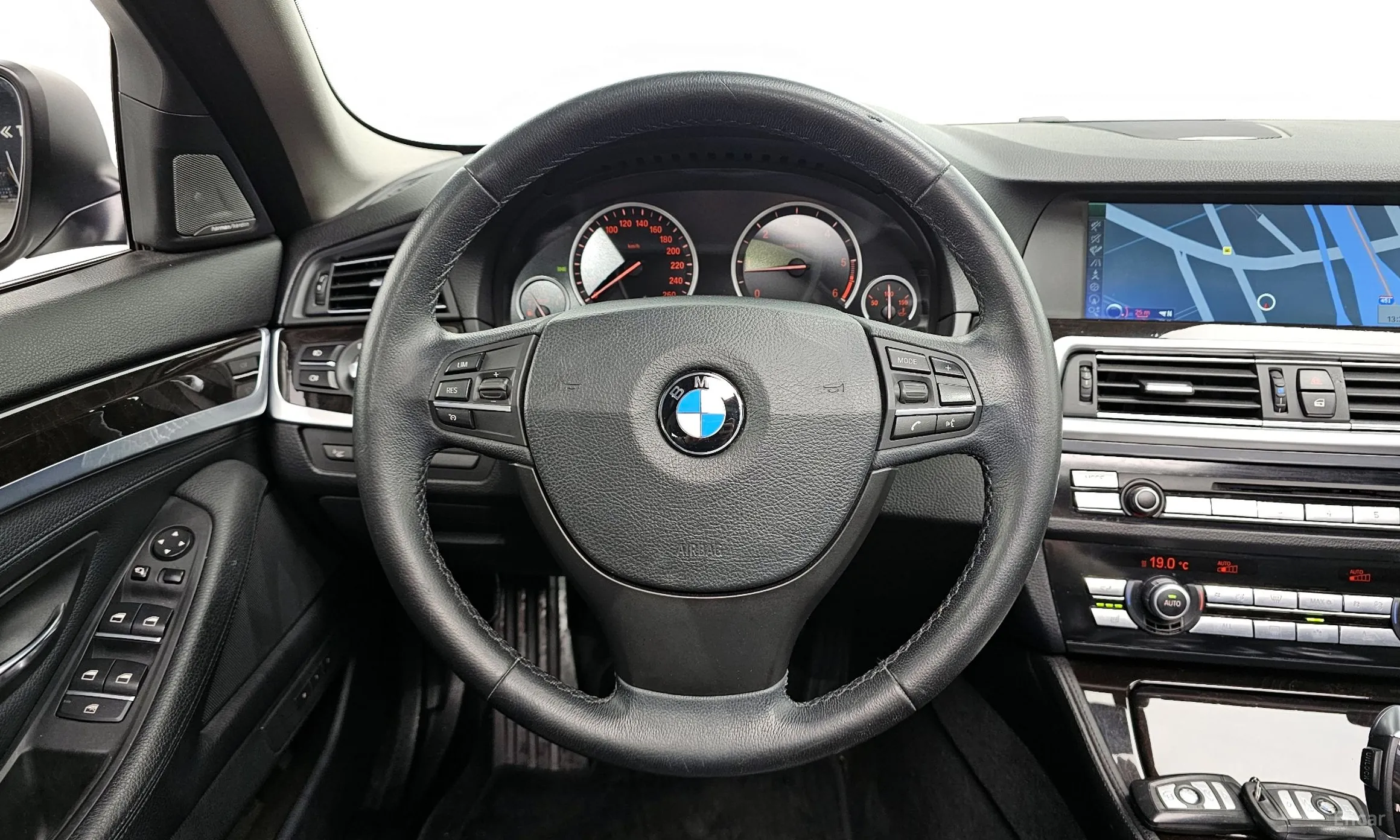 BMW 5 Series (F10) превью 15