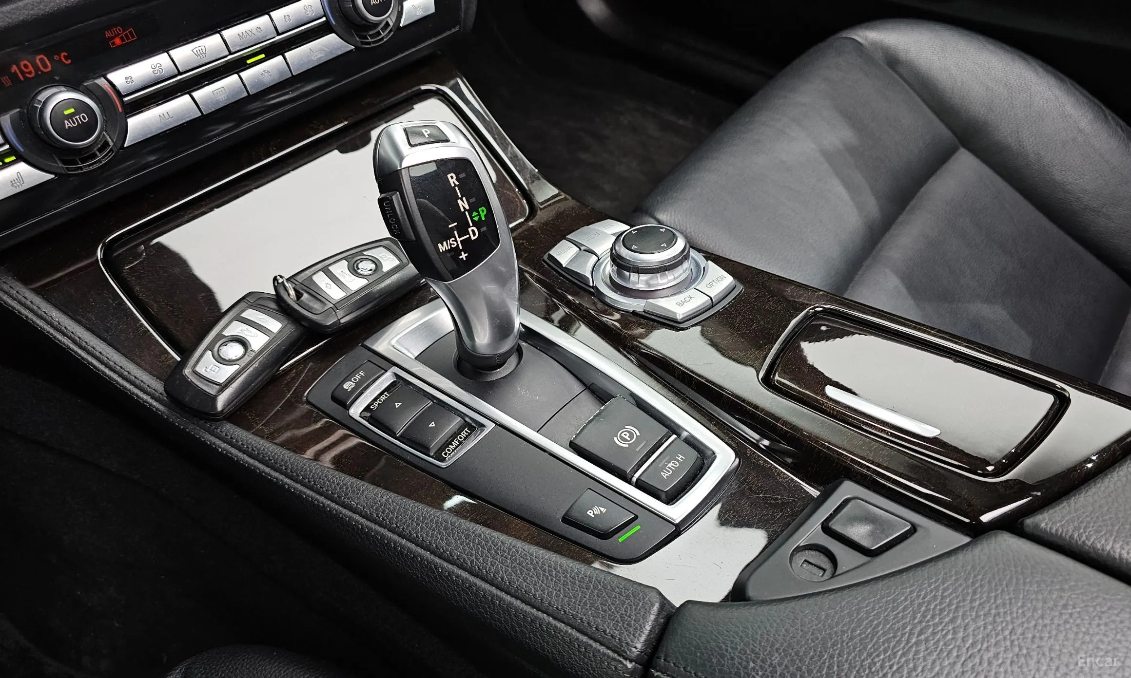 BMW 5 Series (F10) превью 9