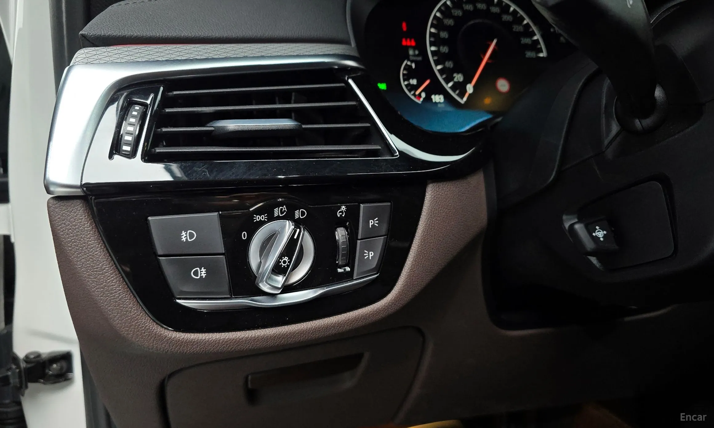 BMW 5 Series (G30) превью 18