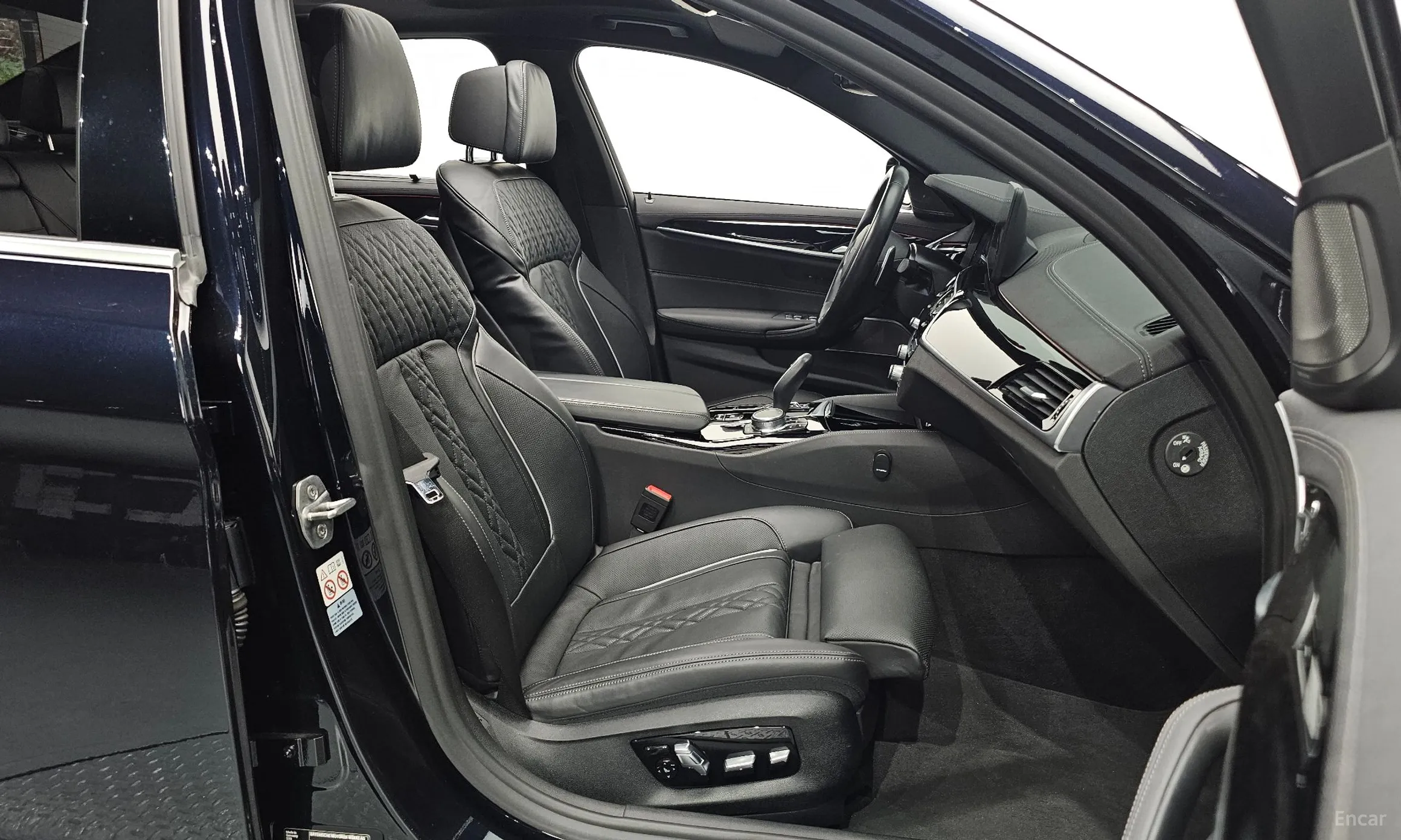 BMW 5 Series (G30) превью 10