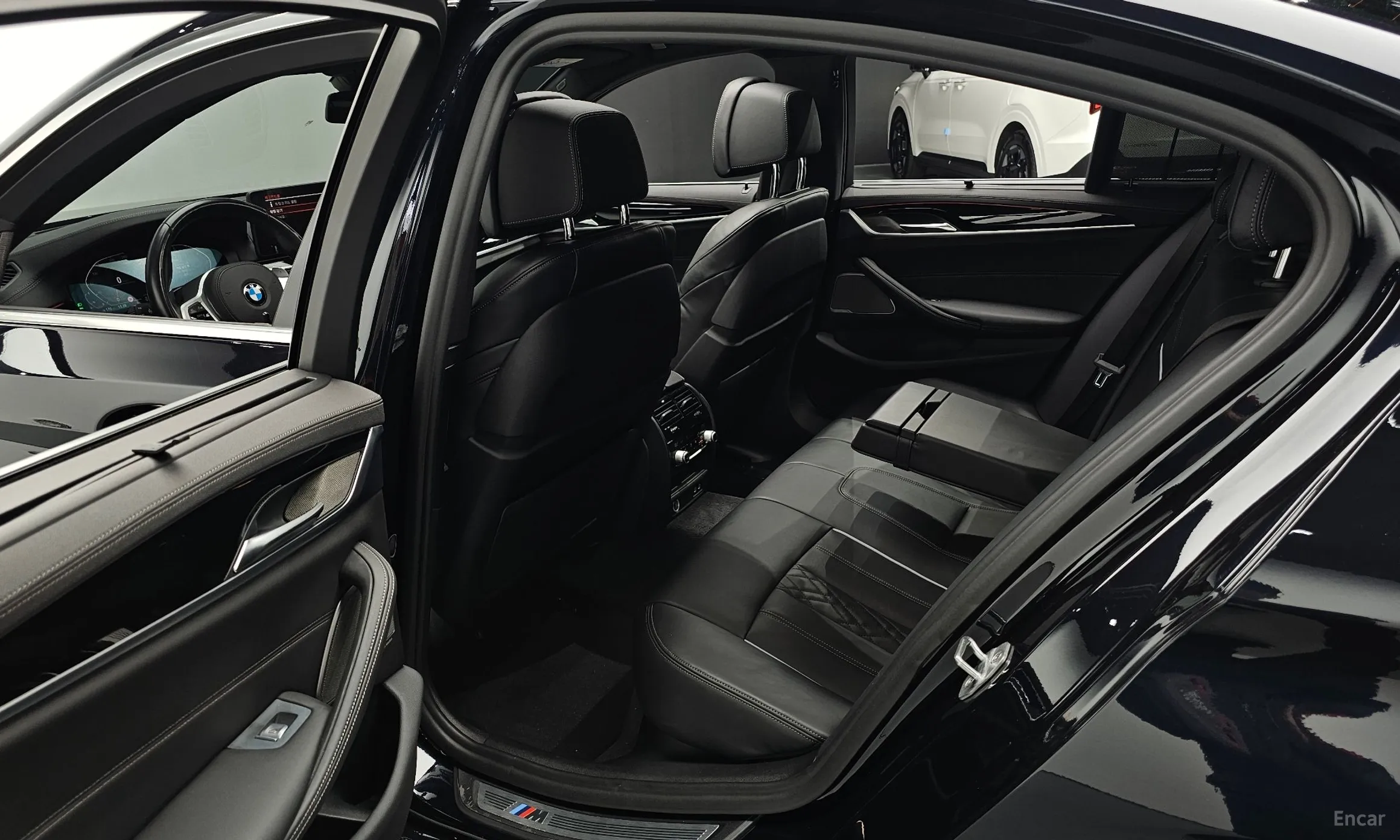 BMW 5 Series (G30) превью 12