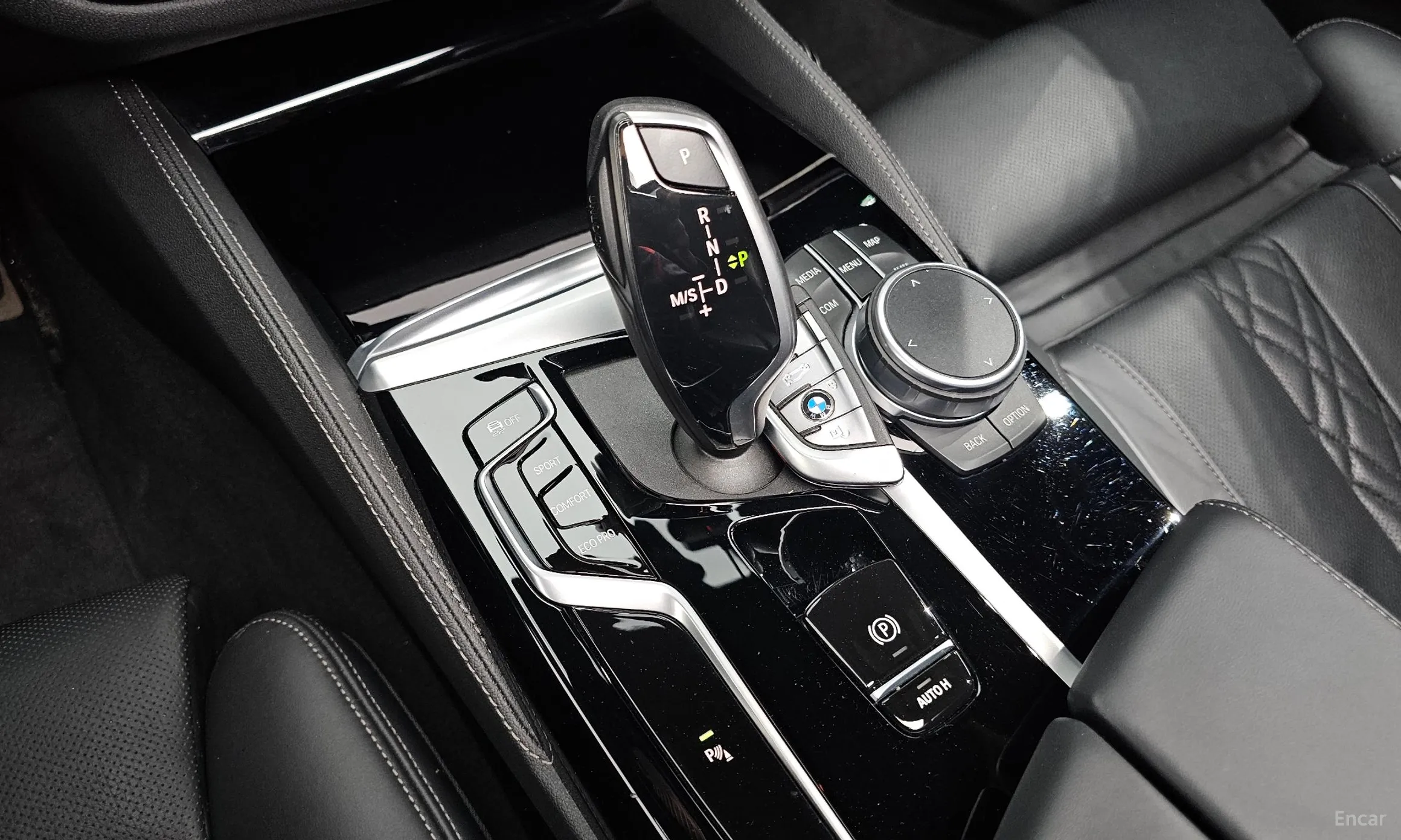BMW 5 Series (G30) превью 9