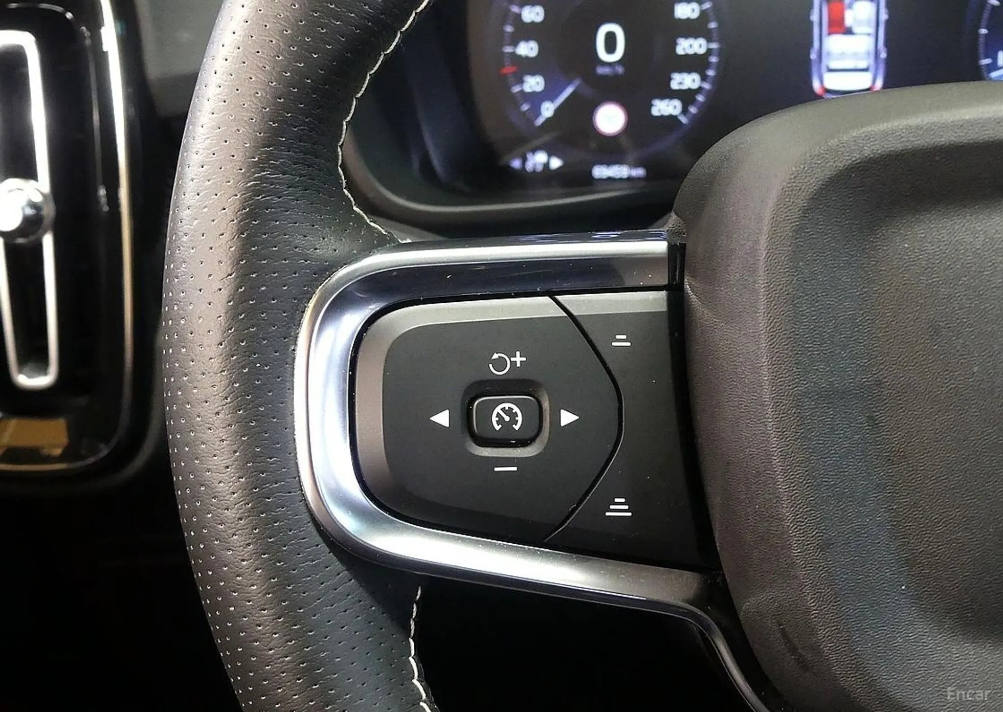 Volvo XC40 превью 15