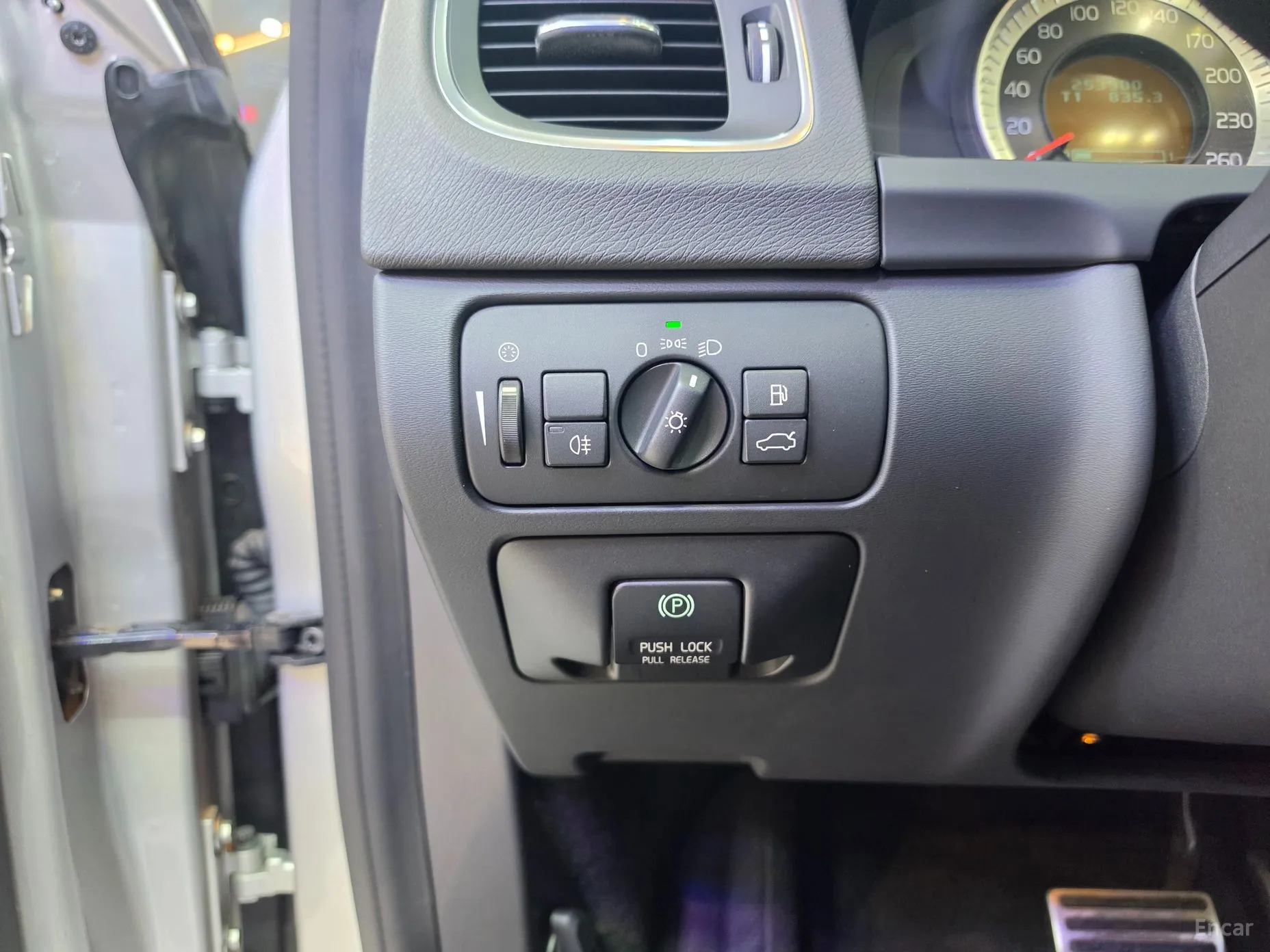 Volvo V60 превью 14
