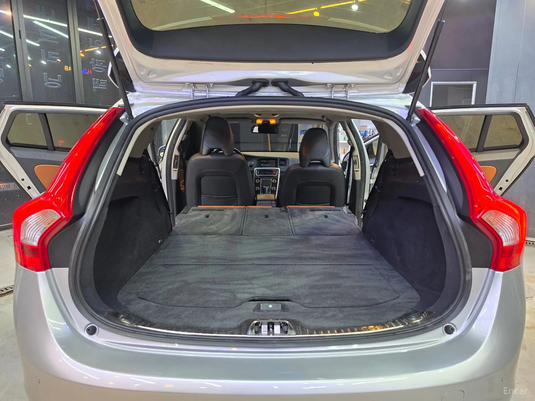 Volvo V60 превью 19