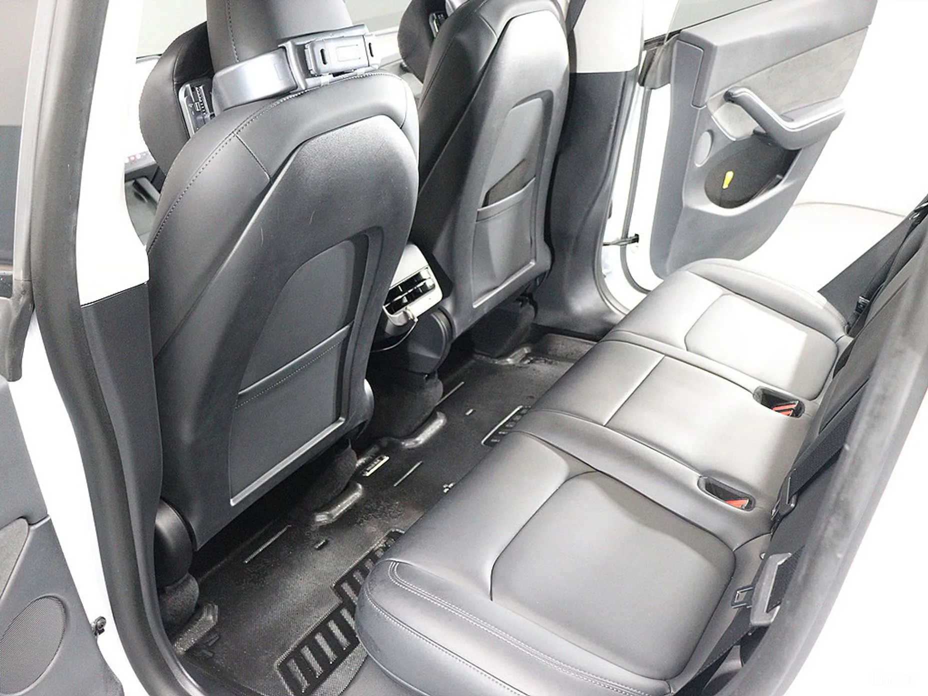 Tesla Model Y превью 10