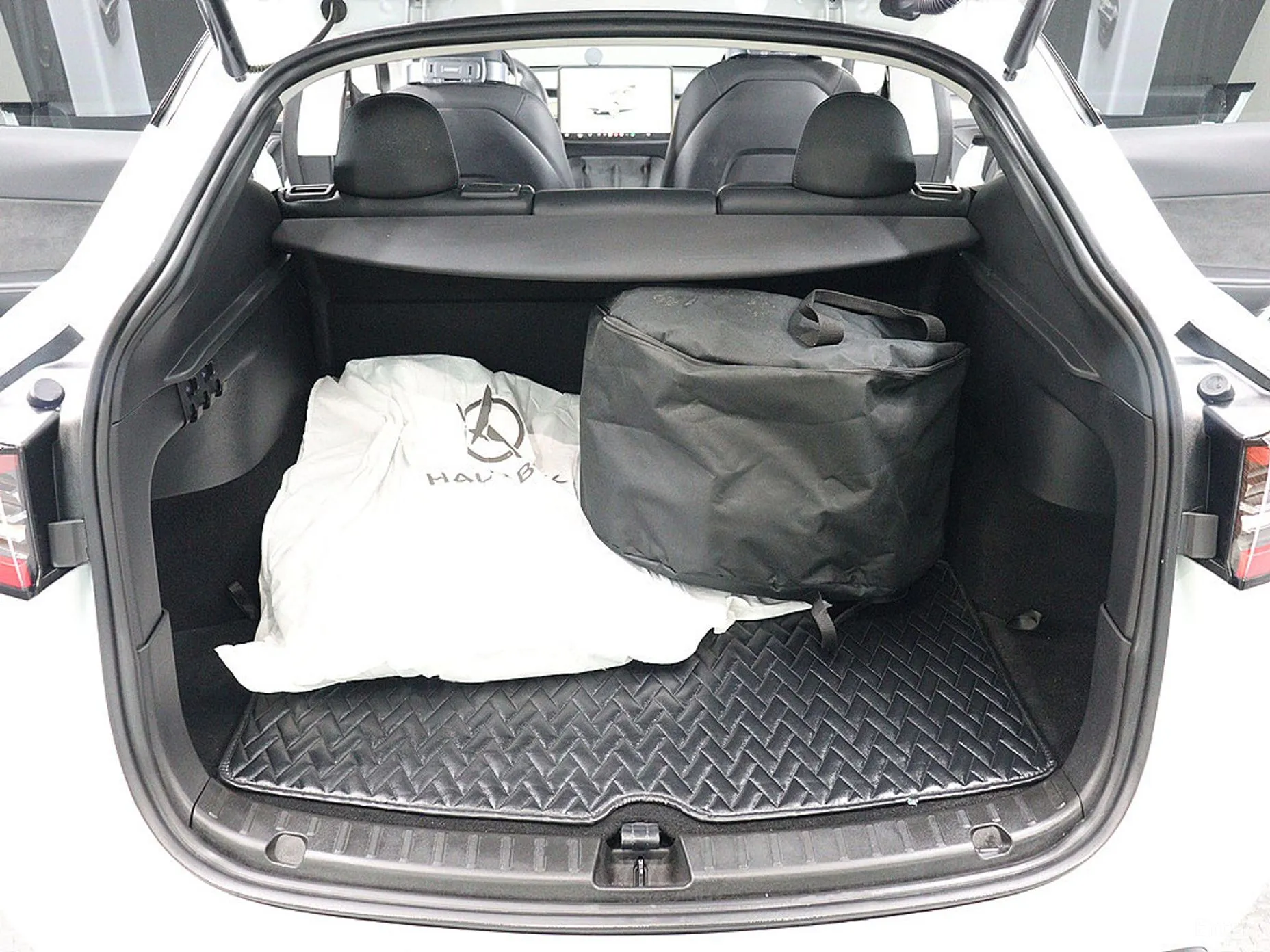 Tesla Model Y превью 15