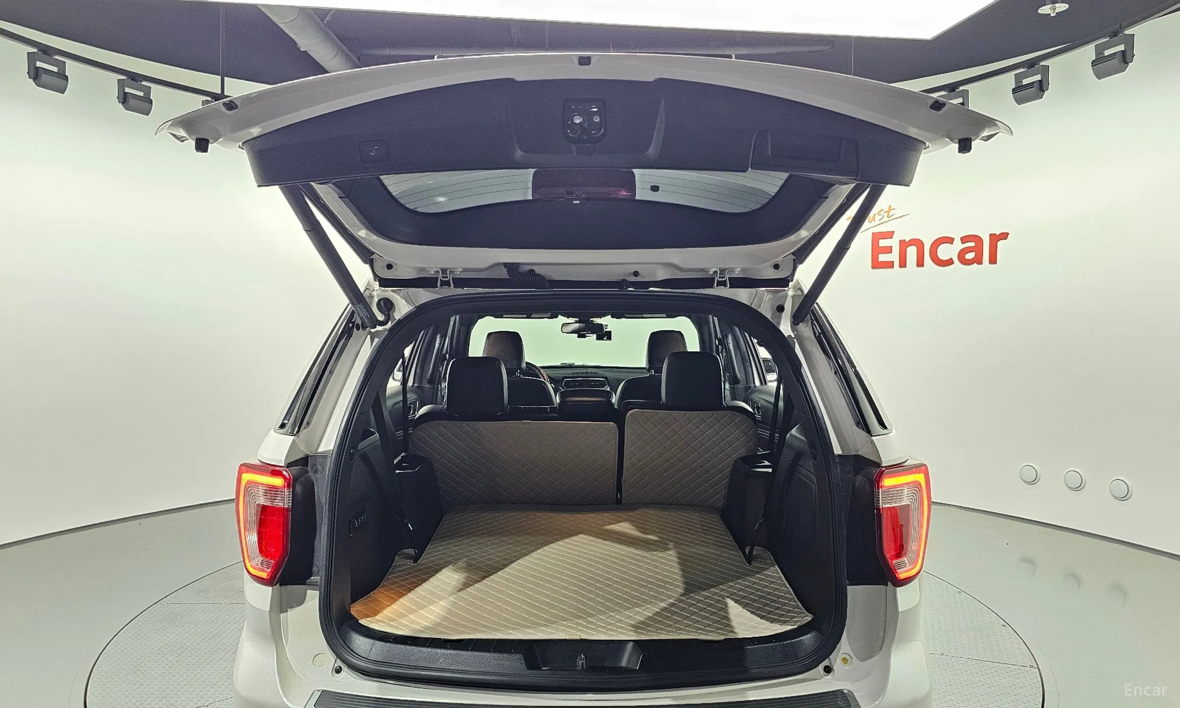 Ford Explorer превью 17