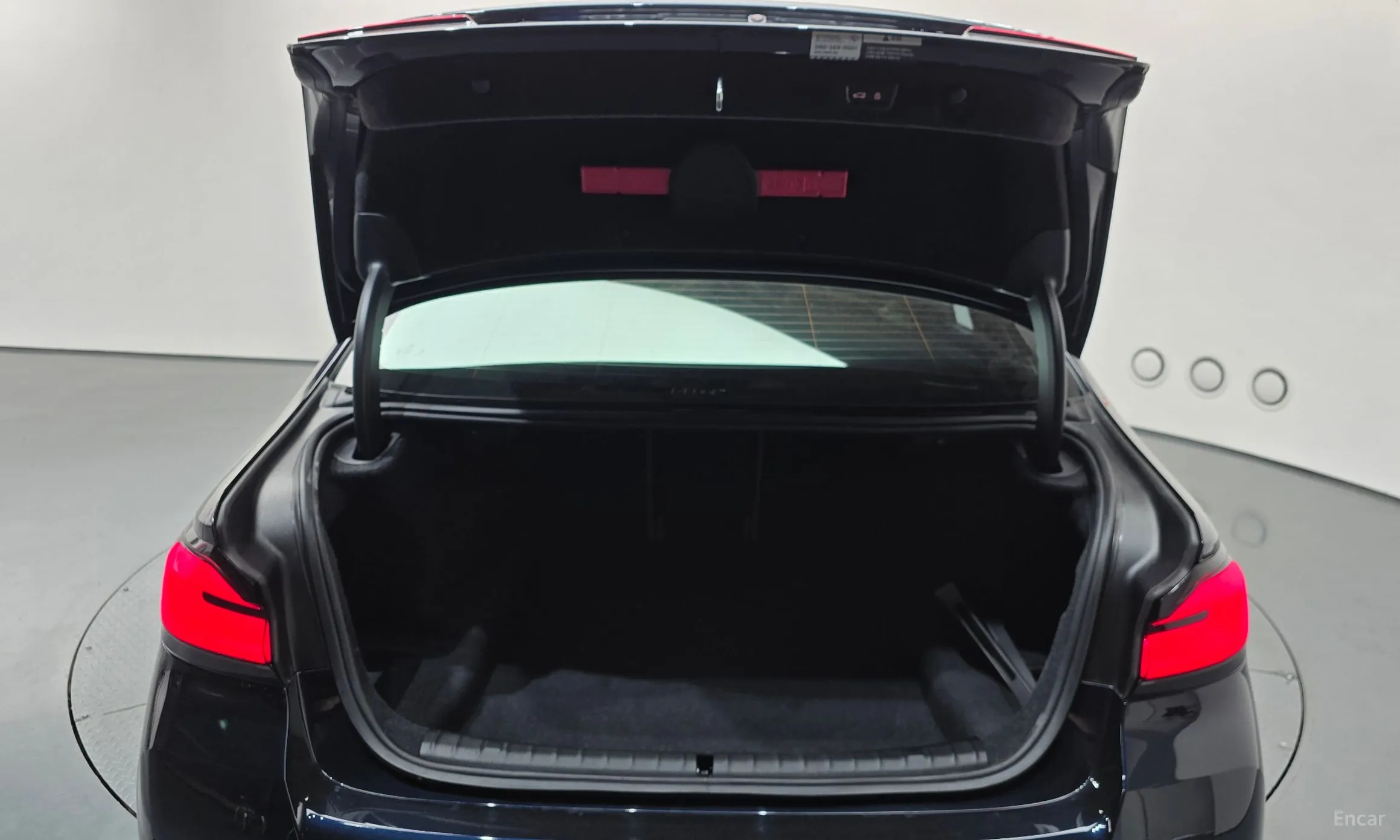 BMW 5 Series (G30) превью 19