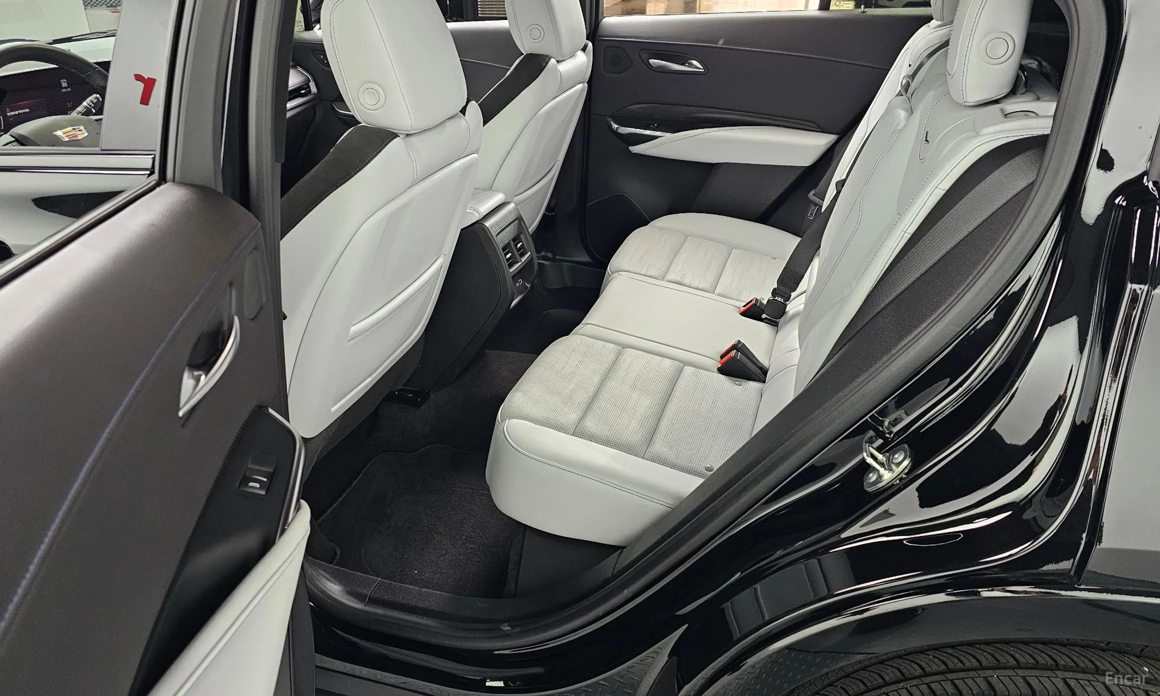 Cadillac XT4 превью 11