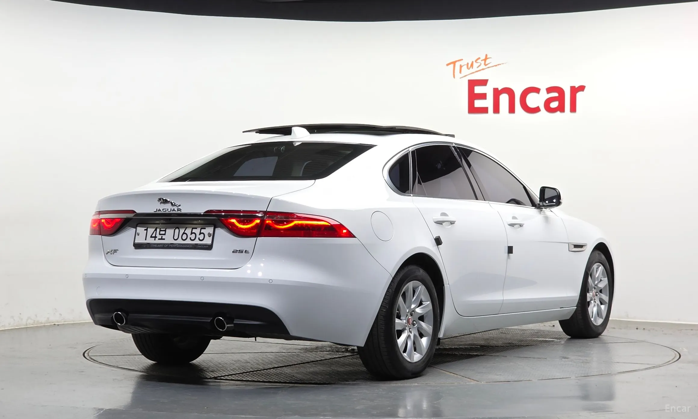 Jaguar XF (x260)