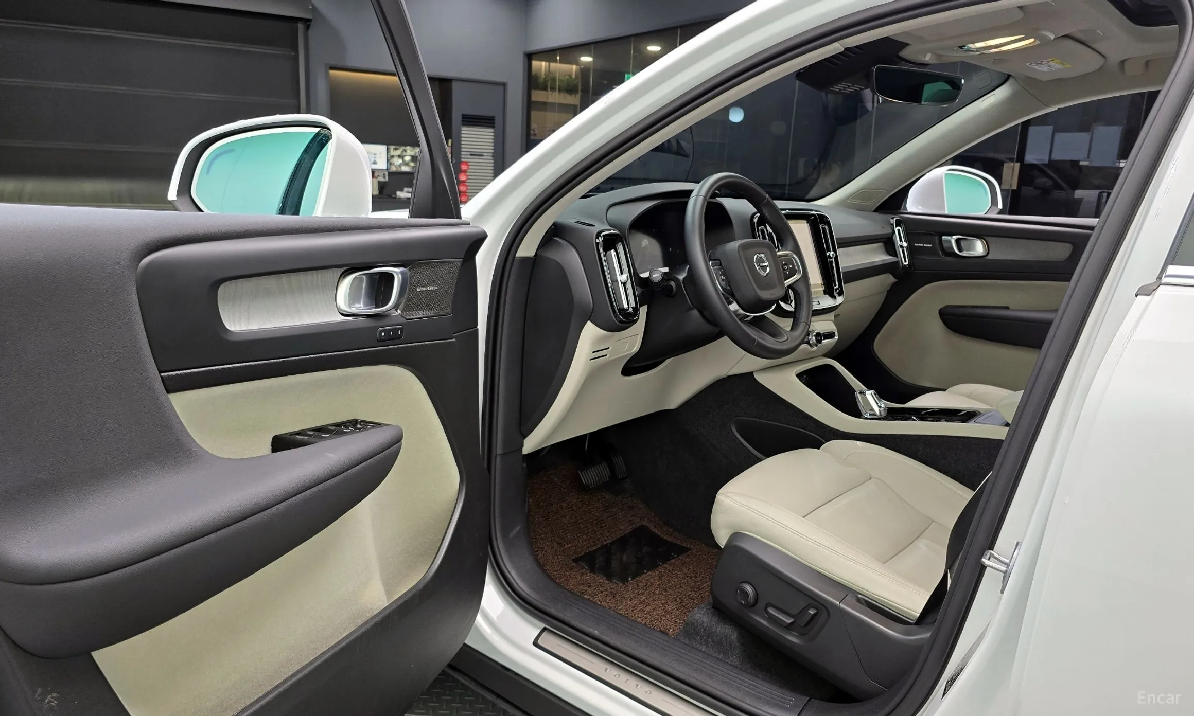 Volvo XC40 превью 10