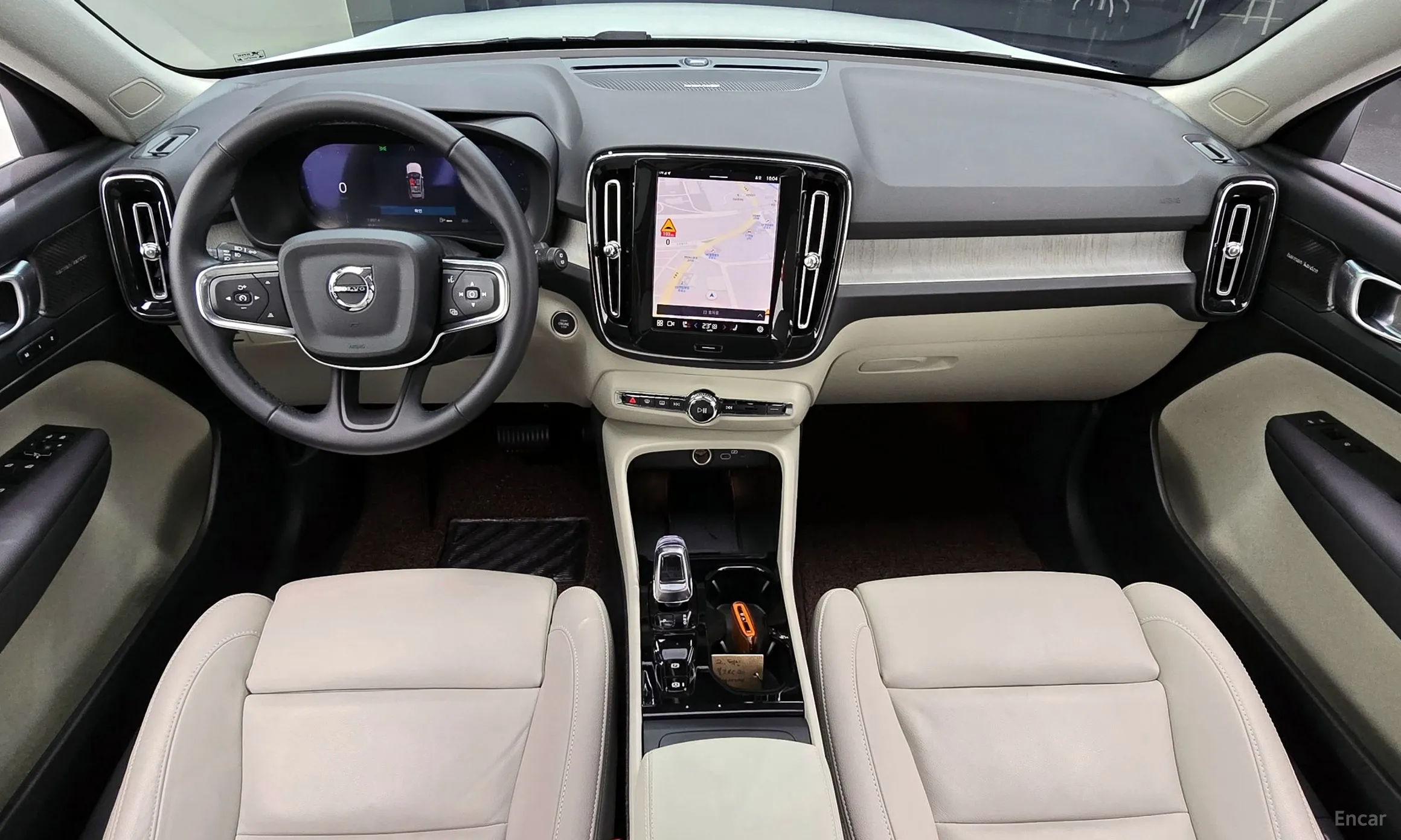 Volvo XC40 превью 7