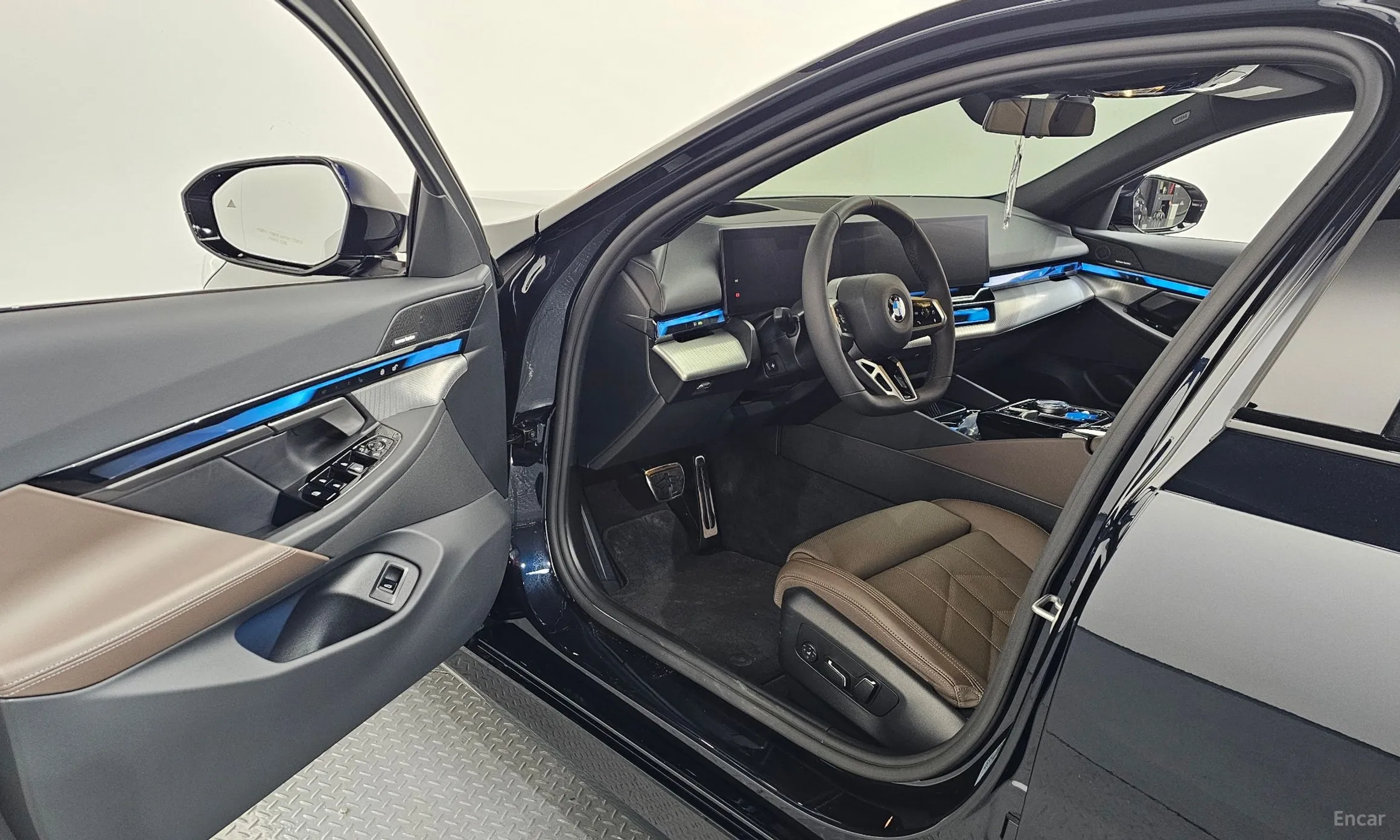 BMW 5 Series (G60) превью 10