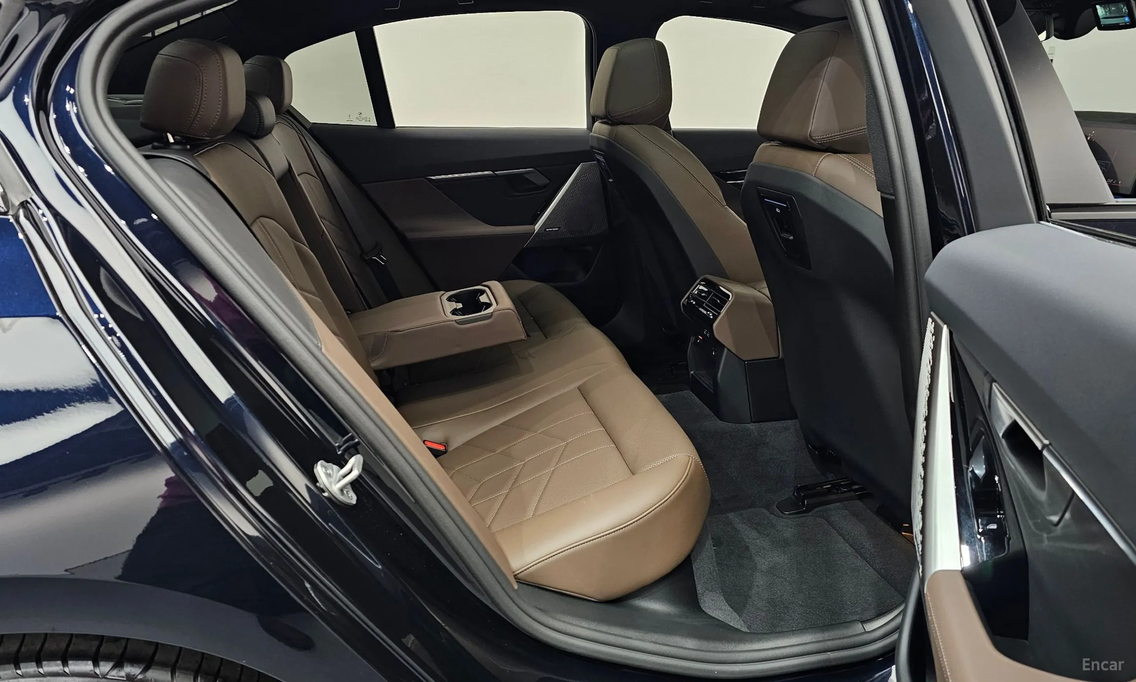 BMW 5 Series (G60) превью 11